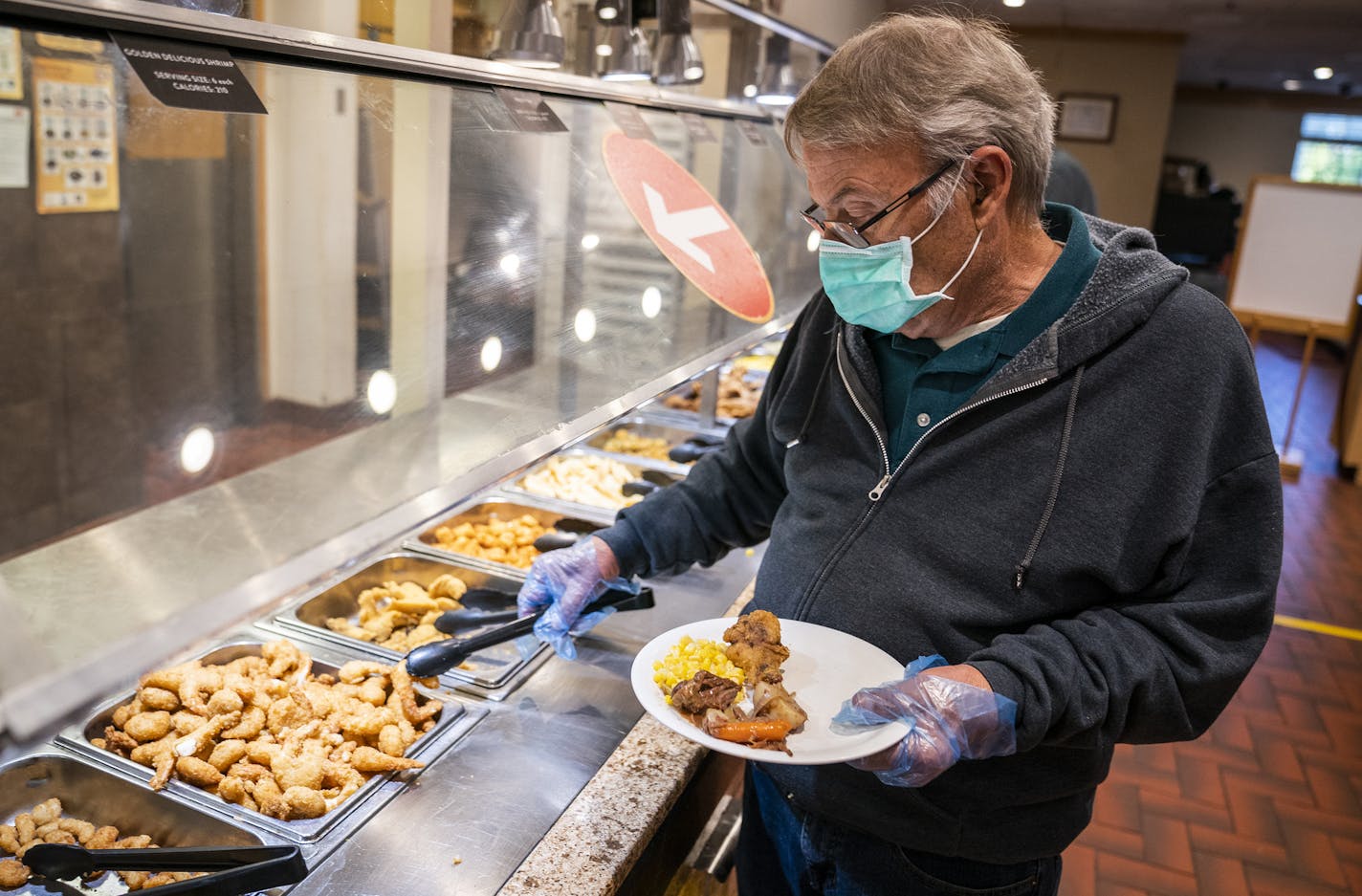 Bob Hemp of Brooklyn Park served himself wearing a mask and gloves at the Golden Coral Buffet and Grill. ] LEILA NAVIDI • leila.navidi@startribune.com BACKGROUND INFORMATION: Golden Corral Buffet and Grill in Maple Grove on Friday, October 2, 2020.