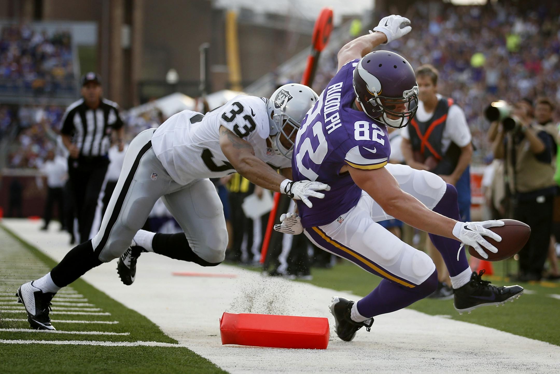 Minnesota Vikings Kyle Rudolph (82) was pushed out of bounds by Tyvon Branch (33) just short of the goal line in the first quarter. The play setup a Matt Asiata touchdown run.