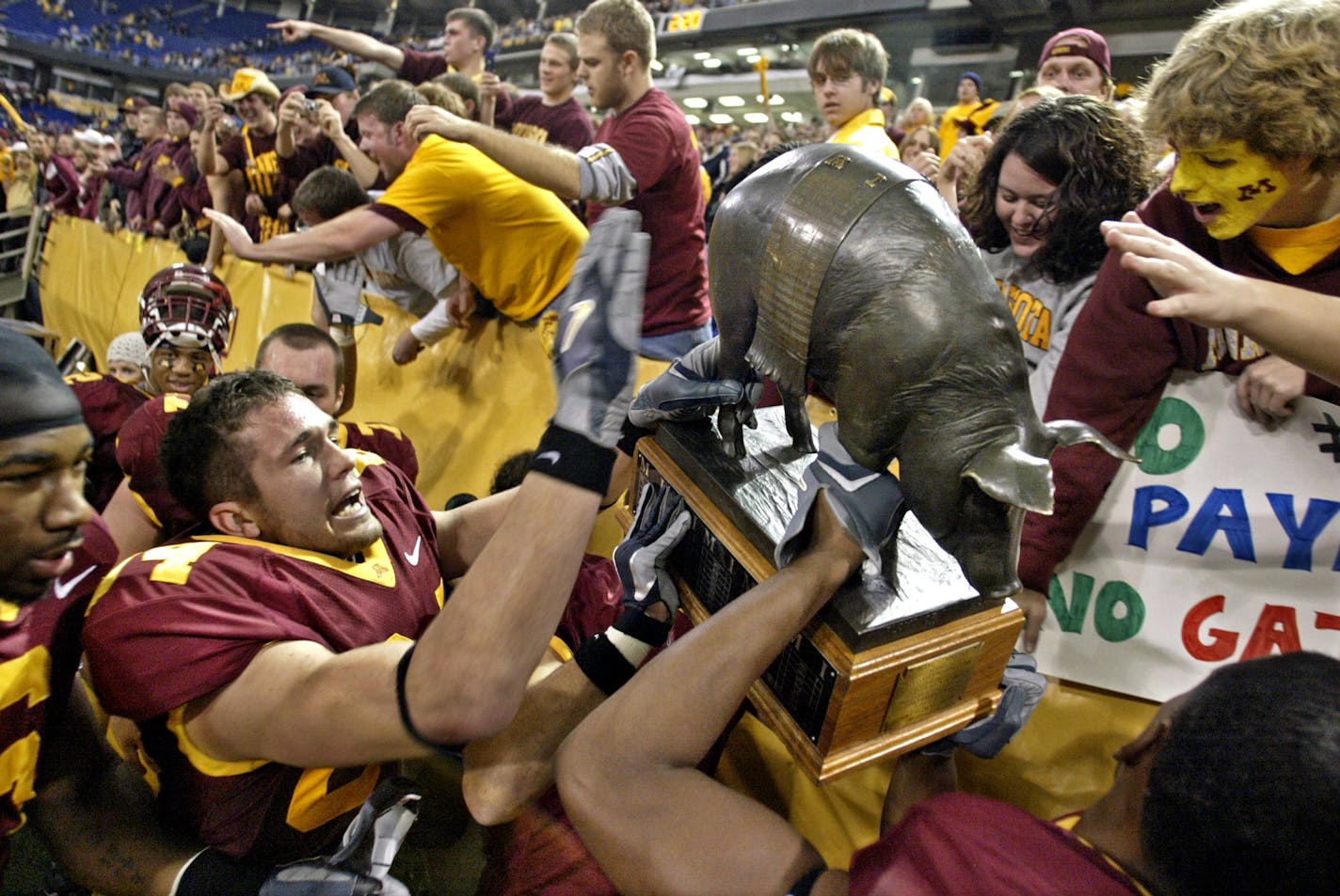 MARLIN LEVISON * mlevison@startribune.com 11/18/06 Assign# 105260 GENERAL INFORMATION: Gophers football vs. Iowa. Minnesota wins 34-24. IN THIS PHOTO: Gophers players including Logan Payne #84, left, take Floyd of Rosedale to the fans in the stands at the conclusion of the game.