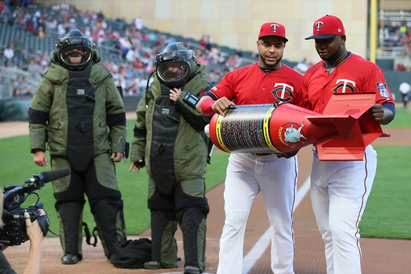 Minnesota Twins' Nelson Cruz and Miguel Sano, right, hold the Bomba award presented to them by members of the Minneapolis Police bomb squad in 2019.