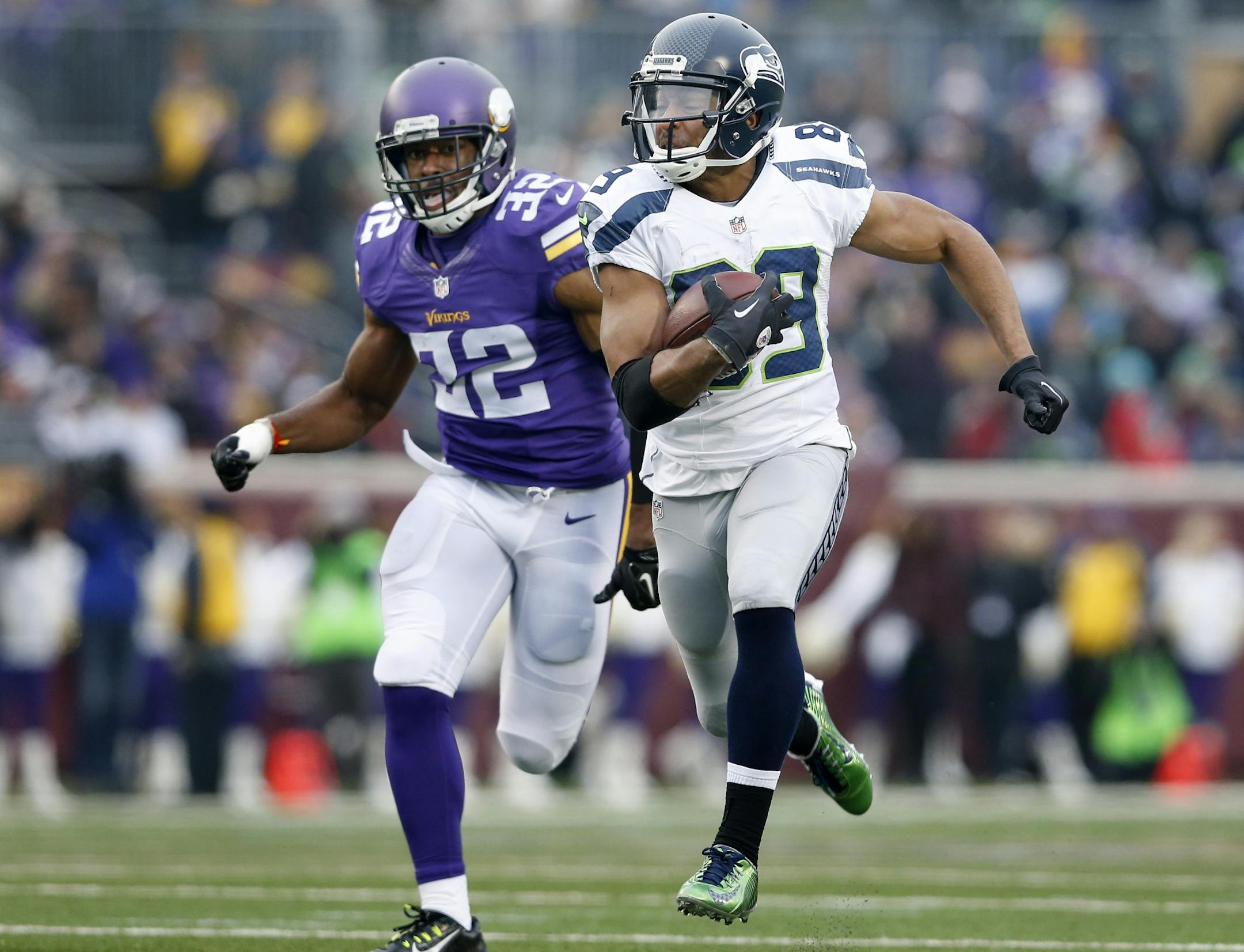 Doug Baldwin (89) ran away from Antone Exum Jr. (32) during a 53-yard touchdown catch and run in the third quarter.
