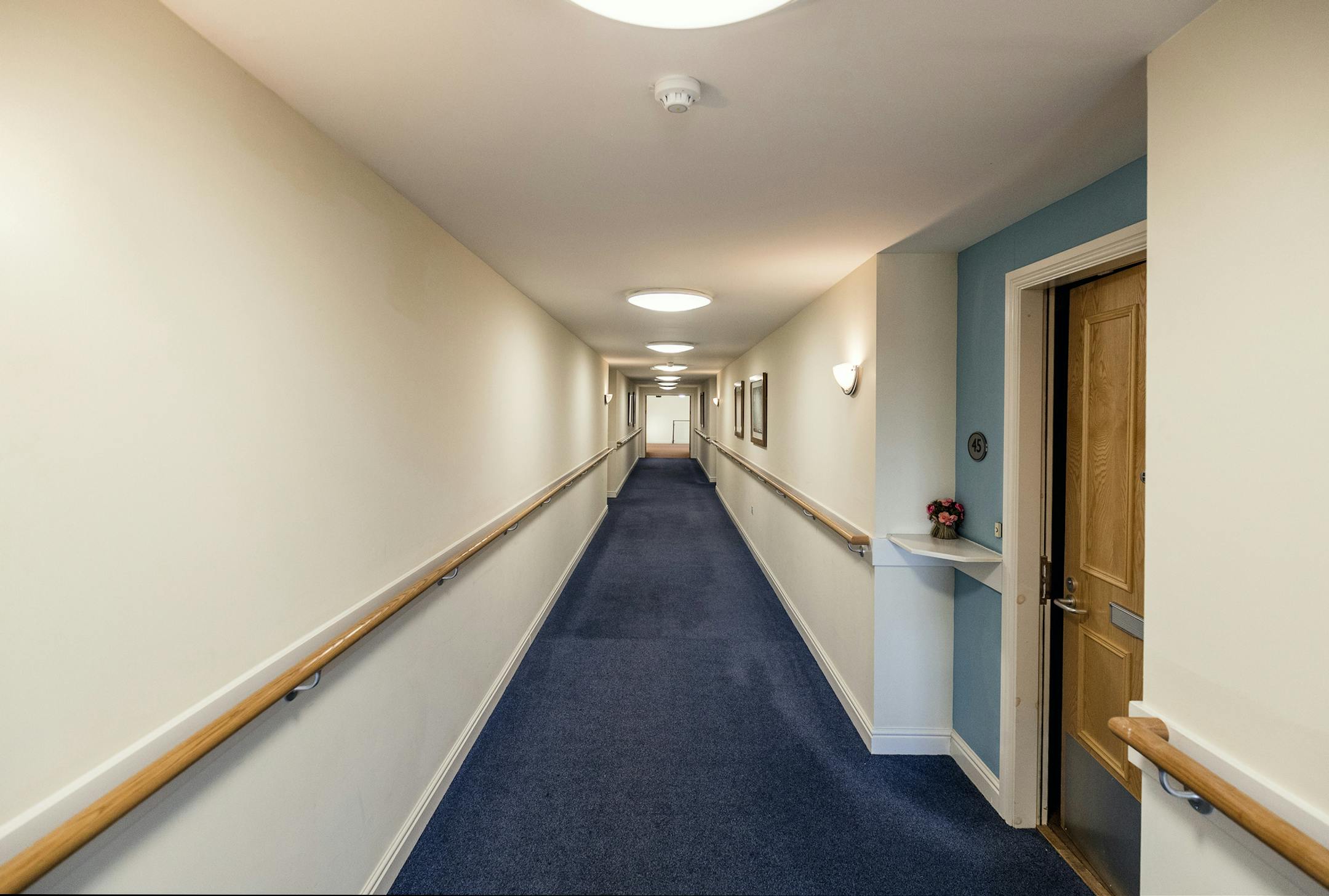 Empty corridor of a care home for the elderly based in England. ORG XMIT: 700058553