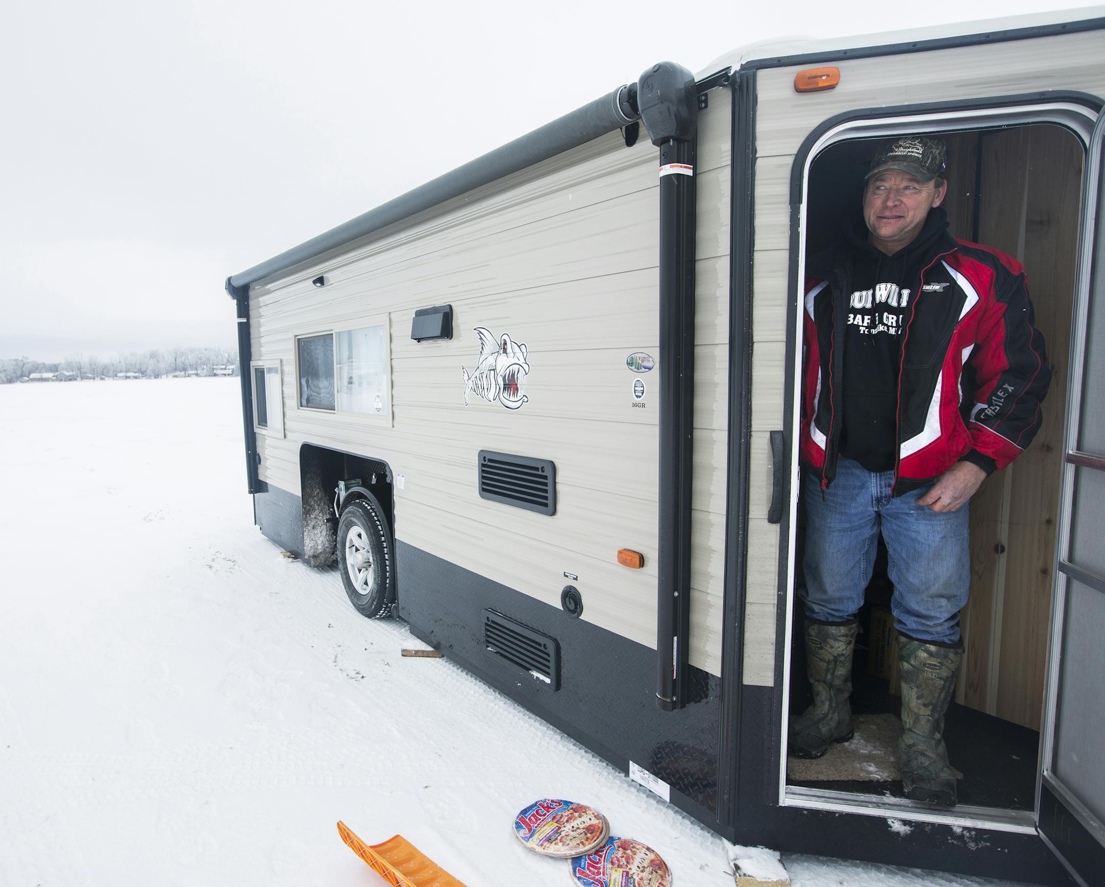 Scott Lake of Brainerd sets up his new Cherokee Ice Cave for a weekend of ice fishing on North Long Lake in the Brainerd Lakes area on Thursday, January 21, 2016. ] (Leila Navidi/Star Tribune) leila.navidi@startribune.com