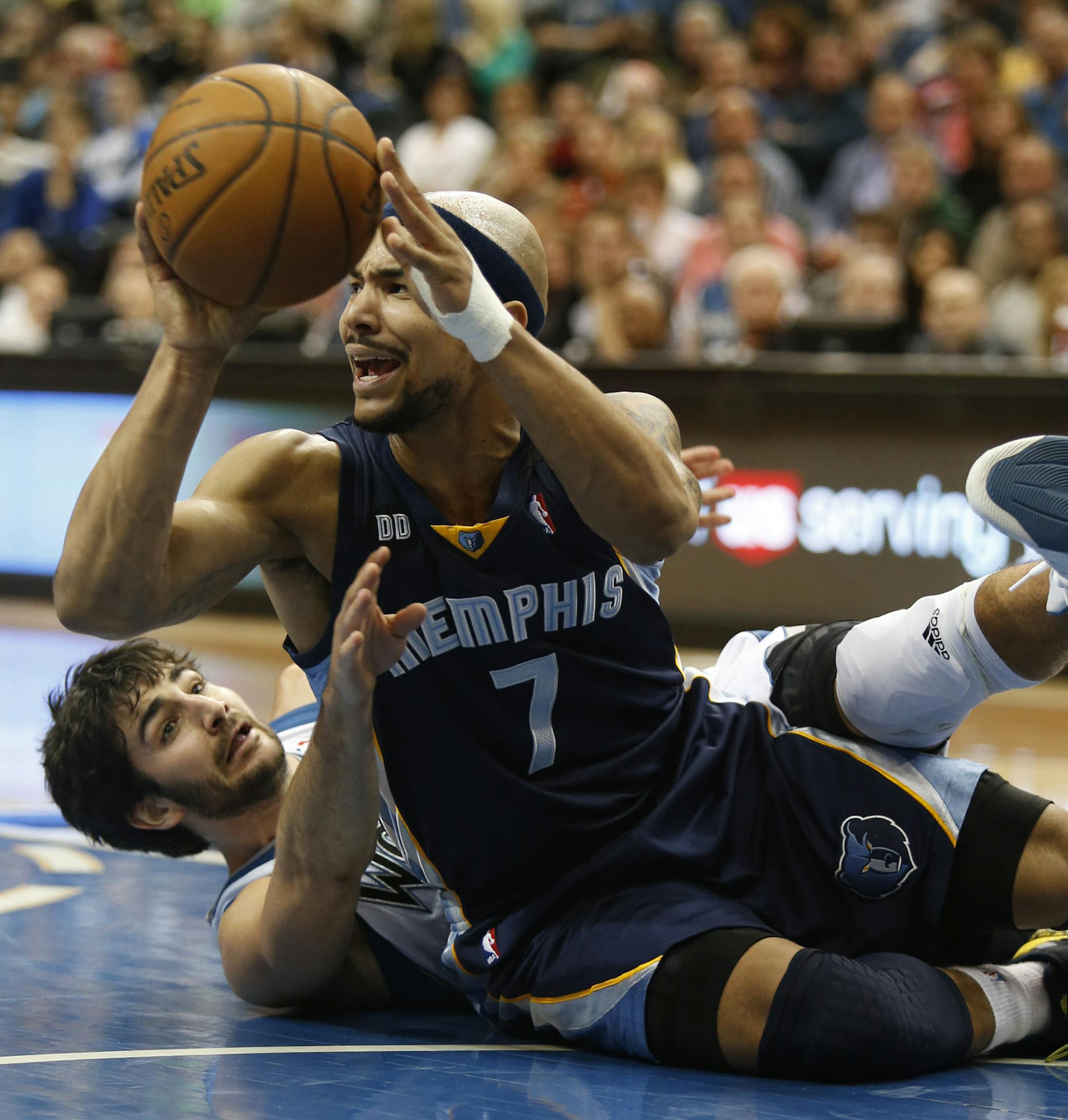 Memphis Jerryd Bayless tried to pass from the floor with lWolves Ricky Rubio defending during the first half at Target Center in Minneapolis, Min., Saturday, March 30, 2013 ] (KYNDELL HARKNESS/STAR TRIBUNE) kyndell.harkness@startribune.com
