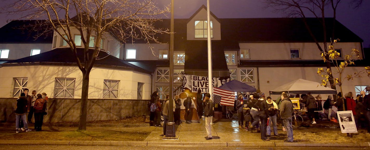 Protesters tried to stay warm and dry in front of the Minneapolis Fourth Precinct. ] (KYNDELL HARKNESS/STAR TRIBUNE) kyndell.harkness@startribune.com Black Lives Matter blocked off Plymouth in front of Minneapolis Fourth Precinct in Minneapolis Min., Tuesday November 13, 2015. ORG XMIT: MIN1511171748590187