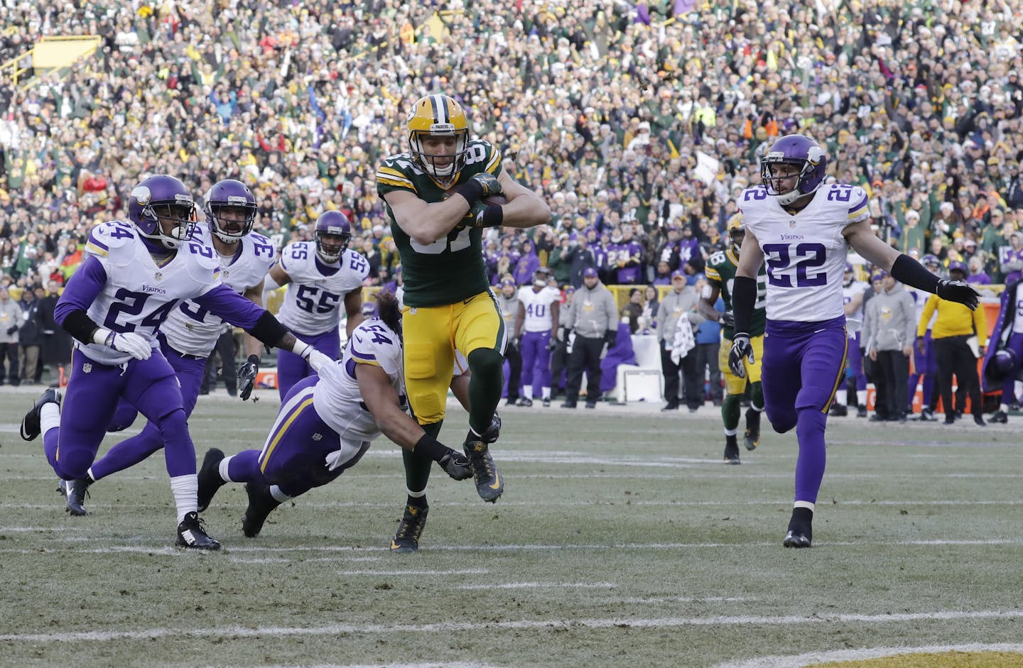 Green Bay Packers' Jordy Nelson gets past Minnesota Vikings' Eric Kendricks for a touchdown catch during the first half of an NFL football game Saturday, Dec. 24, 2016, in Green Bay, Wis. (AP Photo/Morry Gash)