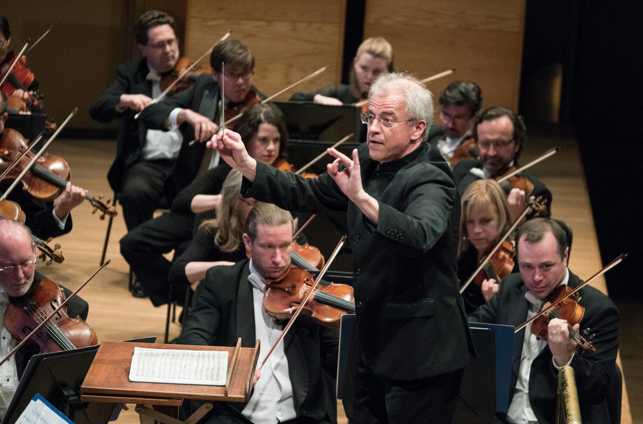 Osmo Vanska conducting the Minnesota Orchestra