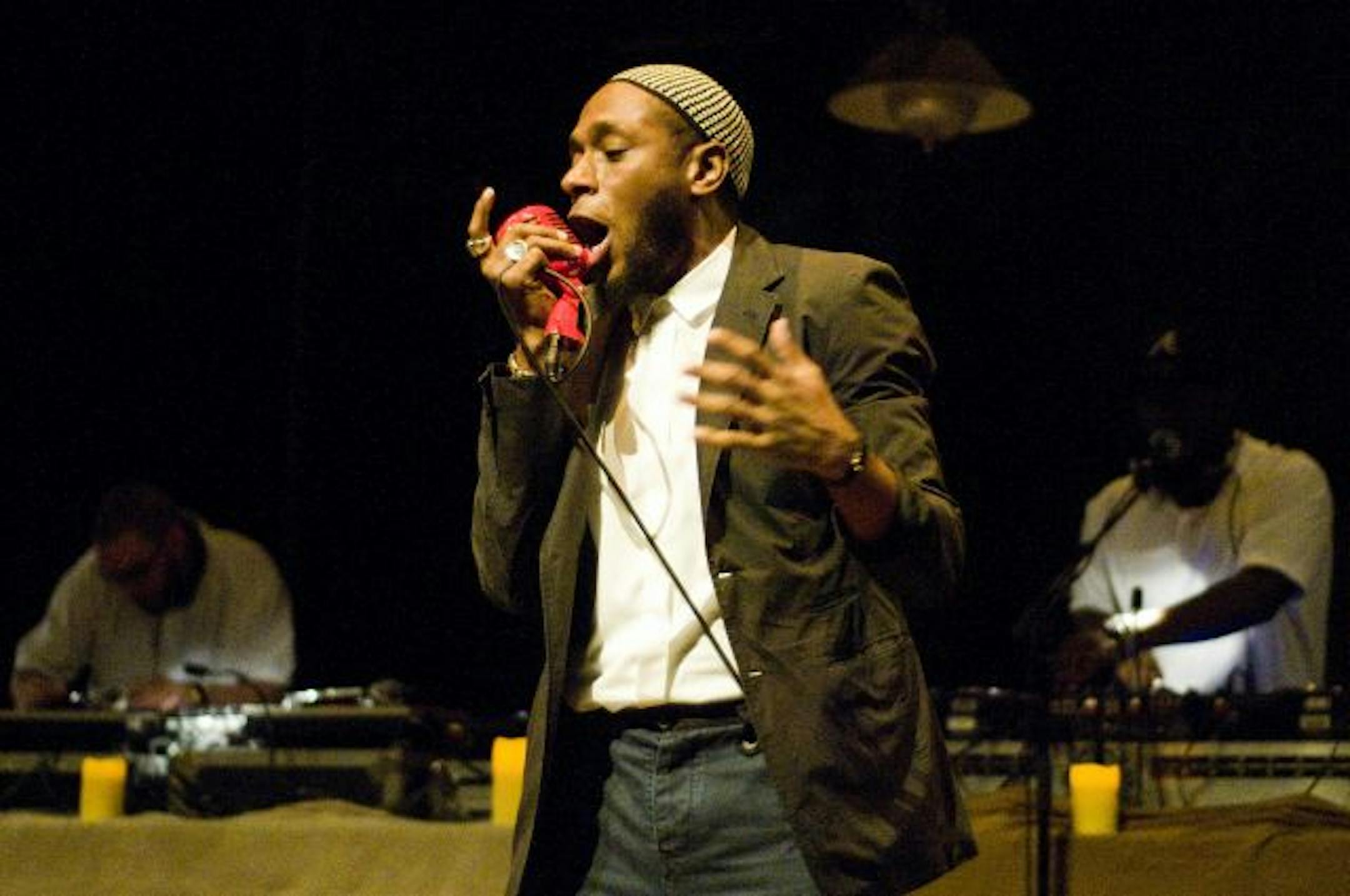 New York rapper Mos Def performs in front of about a thousand fans at Guthrie Theater on Monday.