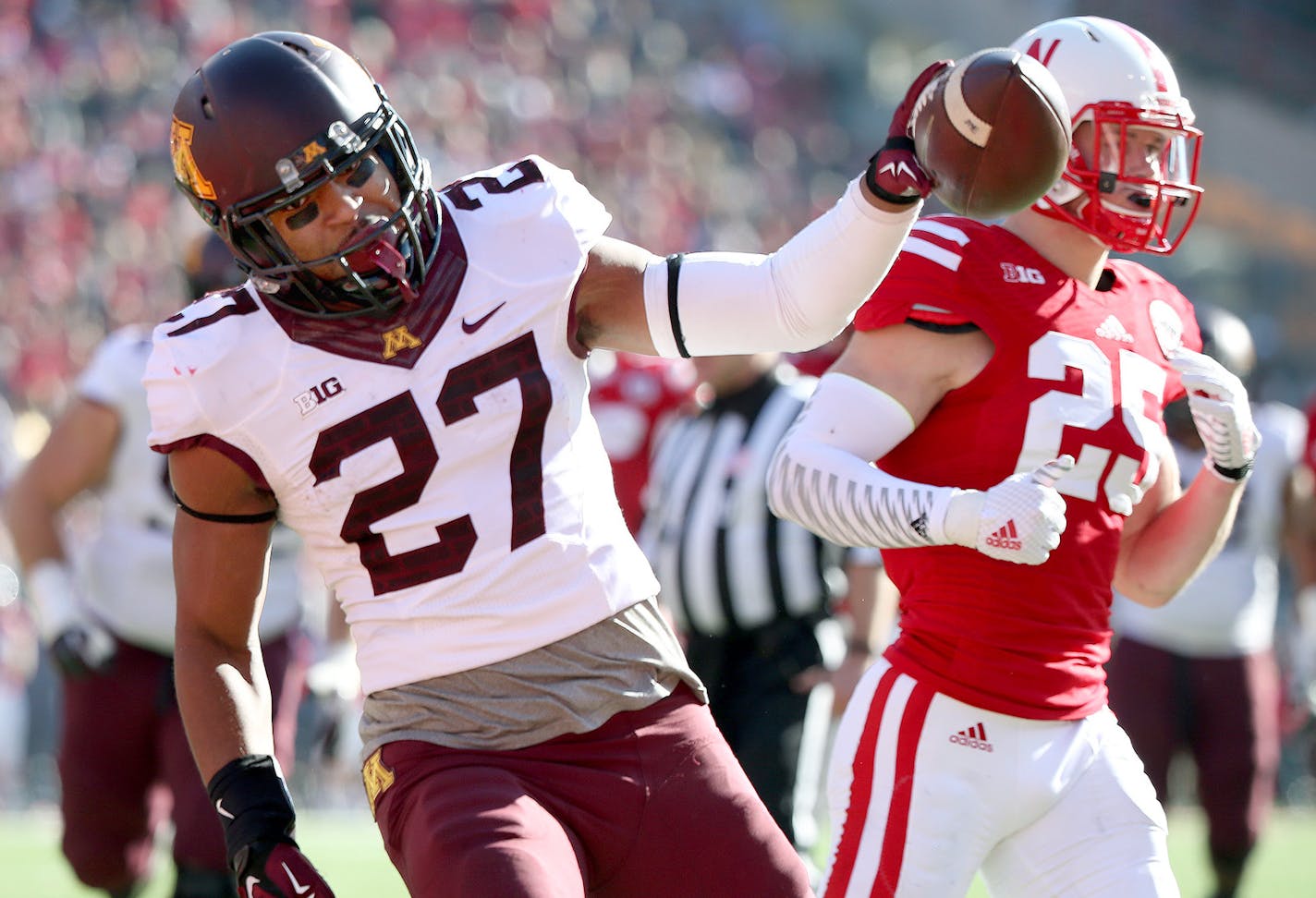 Minnesota's running back David Cobb (27) ran for a touchdown in the third quarter as the Minnesota Gophers took on the Nebraska Cornhuskers at Memorial Stadium, Saturday, November 22, 2014 in Lincoln, NE. ] (ELIZABETH FLORES/STAR TRIBUNE) ELIZABETH FLORES &#x2022; eflores@startribune.com