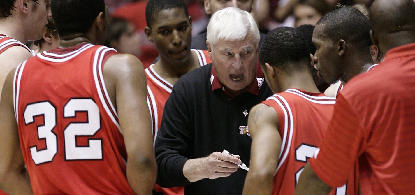 Texas Tech coach Bobby Knight diagrams a play with his players in the first first half of a college basketball game against New Mexico at The Pit in Albuquerque, N.M., Saturday, Dec. 15, 2007. New Mexico won 80-63. (AP Photo/Jake Schoellkopf) ORG XMIT: NMJS107