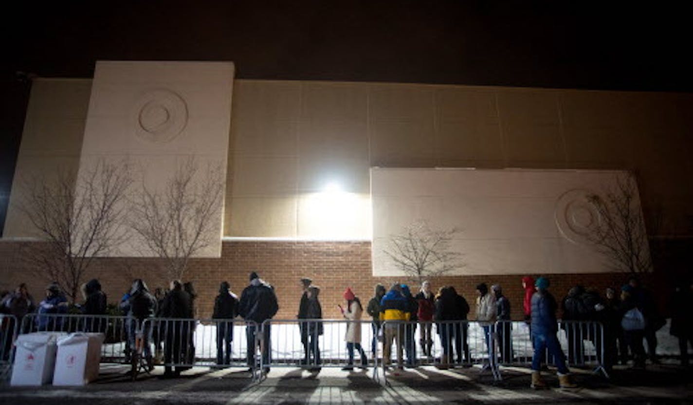 Dozens of shoppers line up outside the Super Target in Roseville to get early deals on Thanksgiving night. ] AARON LAVINSKY &#x2022; aaron.lavinsky@startribune.com Black Friday got an earlier kick off this year on Thanksgiving Day. Shoppers lined up early to be the first to get big deals on their holiday shopping at Target in Roseville Thursday, Nov. 27, 2014.