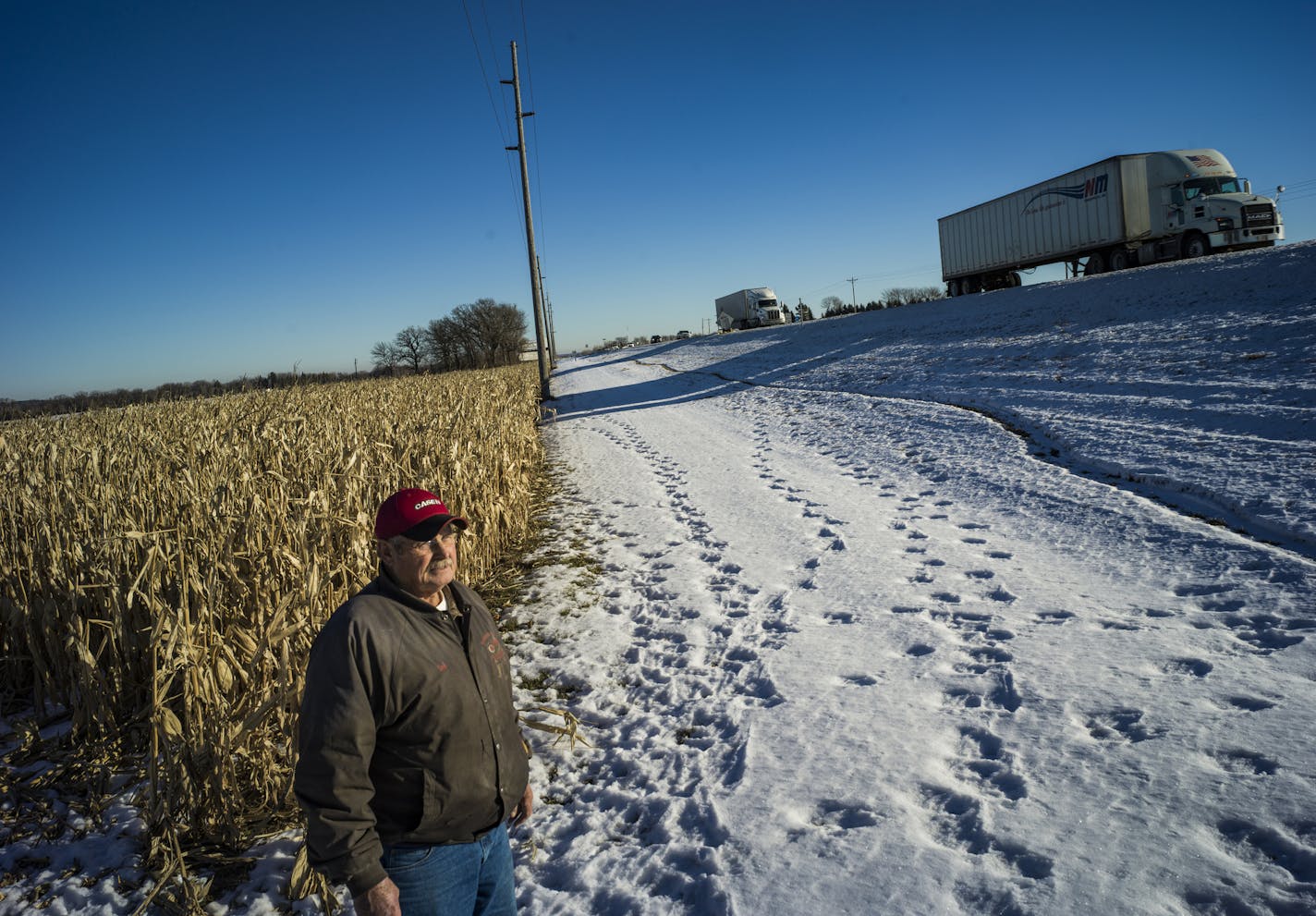 Ted Kornder is a farmer who is working with MnDOT to erect a living fence along Hwy. 169 in Belle Plaine. In Kornder's case, it's several rows of corn, which prevents a safety hazard when snow from blowing across the busy roadway. ] Warm weather in the 40's in mid-December. RICHARD TSONG-TAATARII &#xef; richard.tsong-taatarii@startribune.com