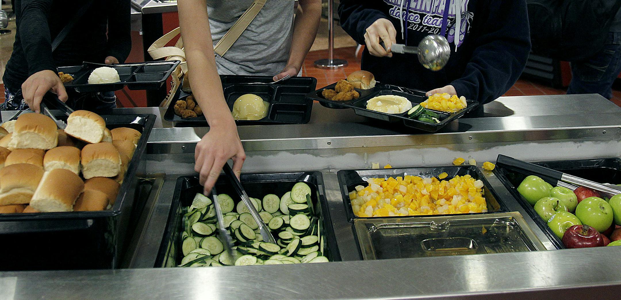 Students were required to place a certain amount of fruits and vegetables on their trays during lunch at Champlin Park High School, in Champlin, MN, Tuesday, April 23, 2013. (ELIZABETH FLORES/STAR TRIBUNE) ELIZABETH FLORES &#x2022; eflores@startribune.com ORG XMIT: MIN1304231440470270