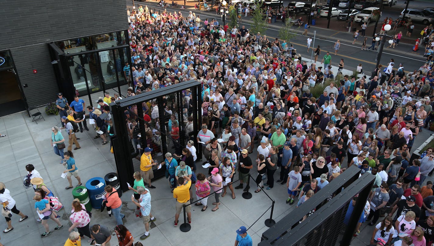 The crowd made their way into CHS Field for the sold out the Cat Video Festival hosted by the Walker Arts Center. ] (KYNDELL HARKNESS/STAR TRIBUNE) kyndell.harkness@startribune.com Cat video festival at CHS Field in St Pauls, Min., Wednesday August 12, 2015.