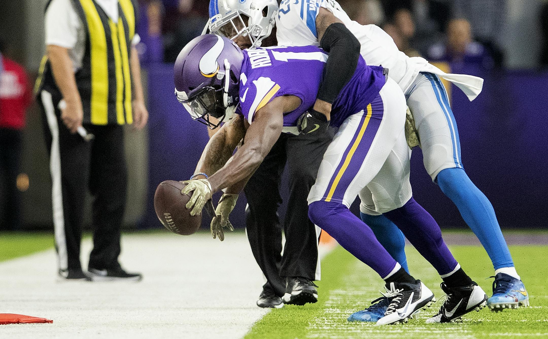 Aldrick Robinson (17) stretched out for a first down in the third quarter.