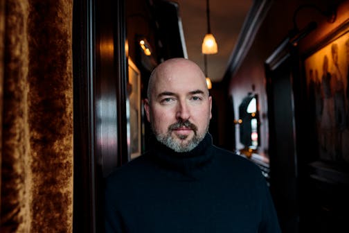 11 JAN 2021, HUDSON, NEW YORK: A portrait of Douglas Stuart at the Maker Hotel in Hudson, New York. CREDIT: SARAH BLESENER FOR MORGENBLADET