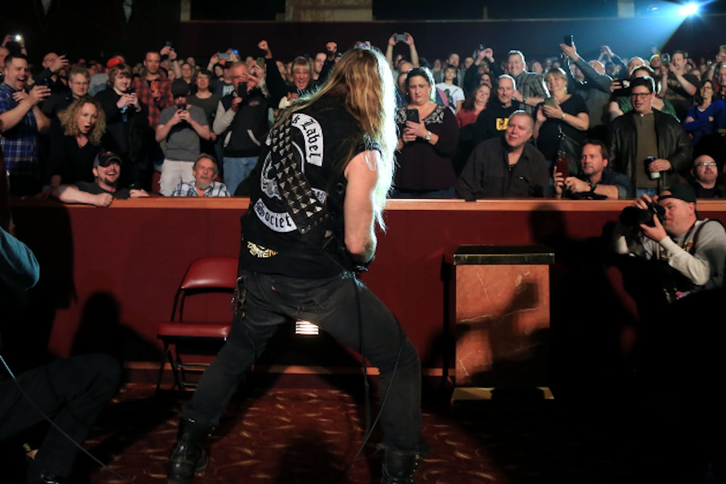 Zakk Wylde showing the crowd how long his guitar cord is. / Adam Grim