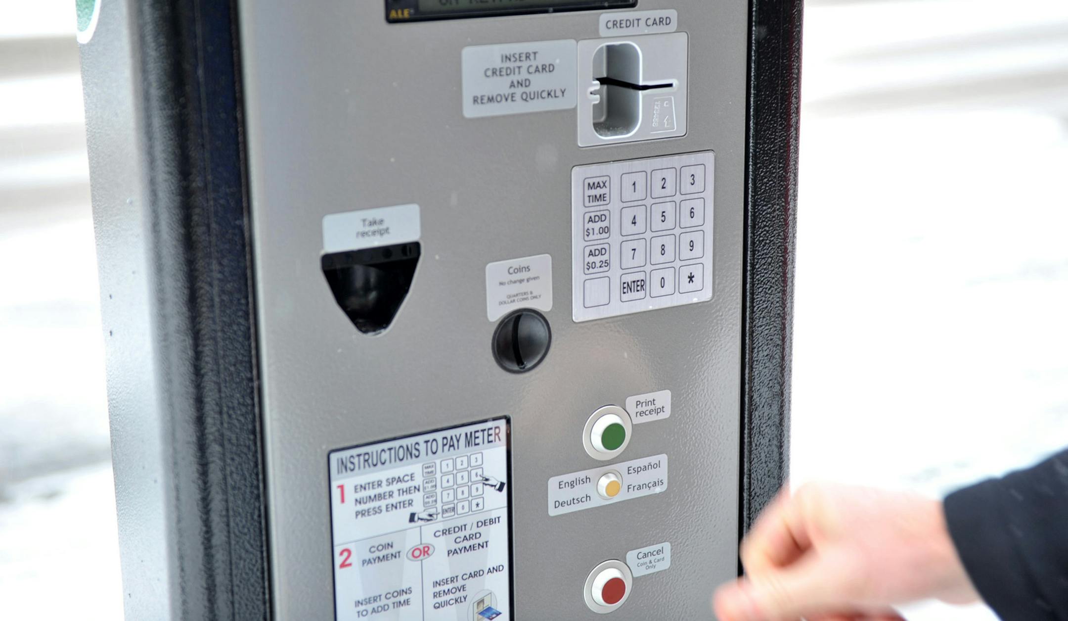 GLEN STUBBE • gstubbe@startribune.com -- Monday, November 30, 2010 -- Minneapolis, Minn. -- ] Mayor Rybak demonstrated one of Minneapolis' new Wi-fi parking meters which takes credit and debit cards and uses Wi-fi to authenticate them. ORG XMIT: MIN2013020516100343 ORG XMIT: MIN1502061142082745