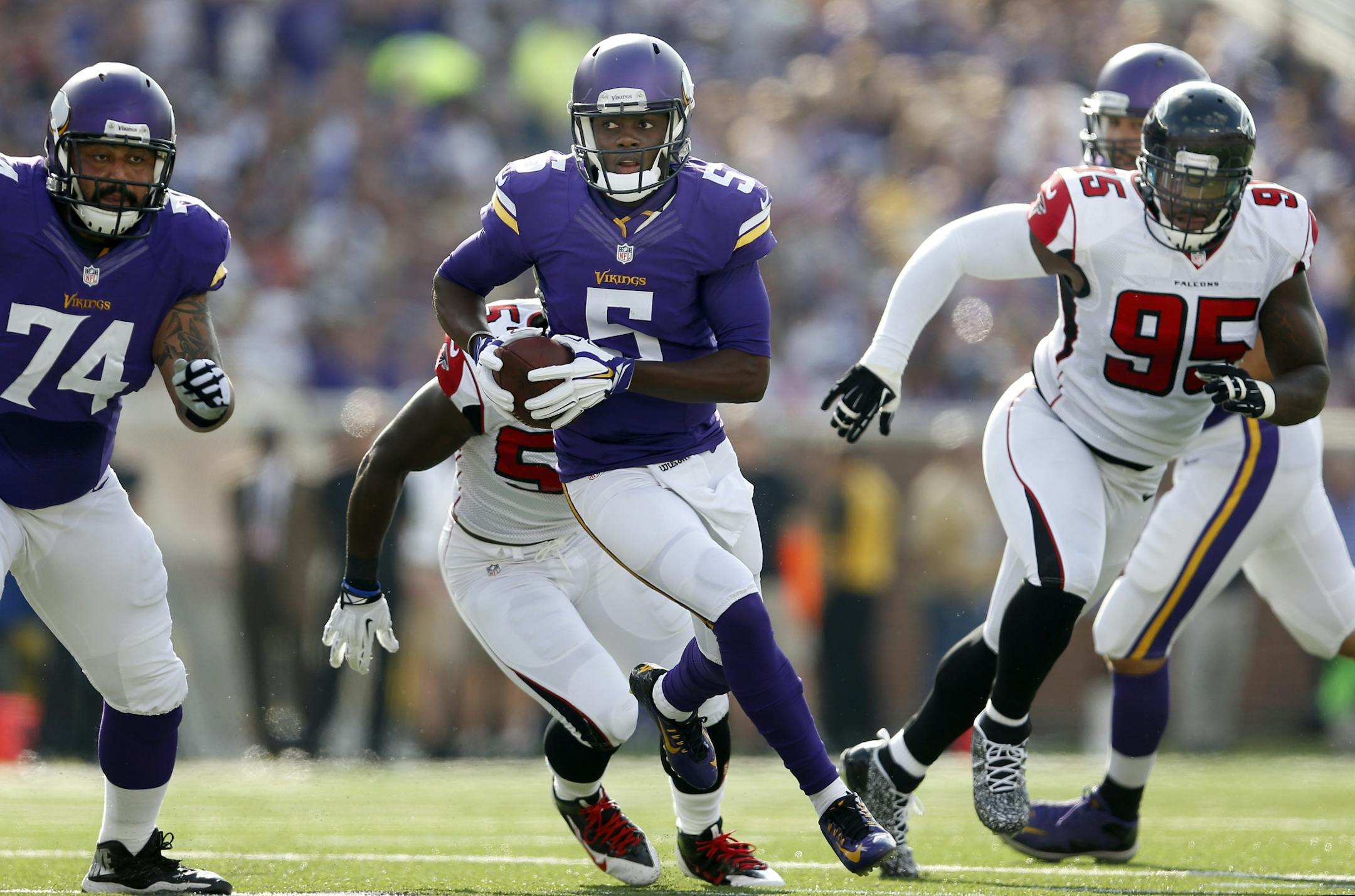 Minnesota Vikings rookie quarterback Teddy Bridgewater (5) scrambled in the first quarter.