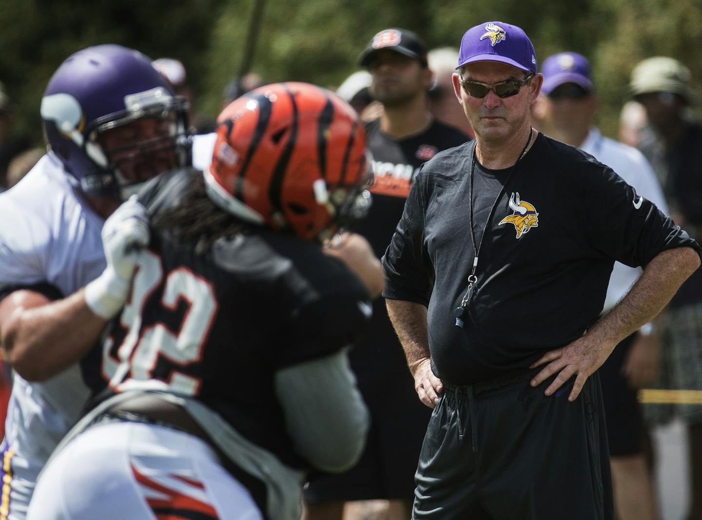 Minnesota Vikings head coach Mike Zimmer, right, watches from the sidelines during a joint NFL football practice with the Cincinnati Bengals, Wednesday, Aug. 10, 2016, in Cincinnati. (AP Photo/John Minchillo)