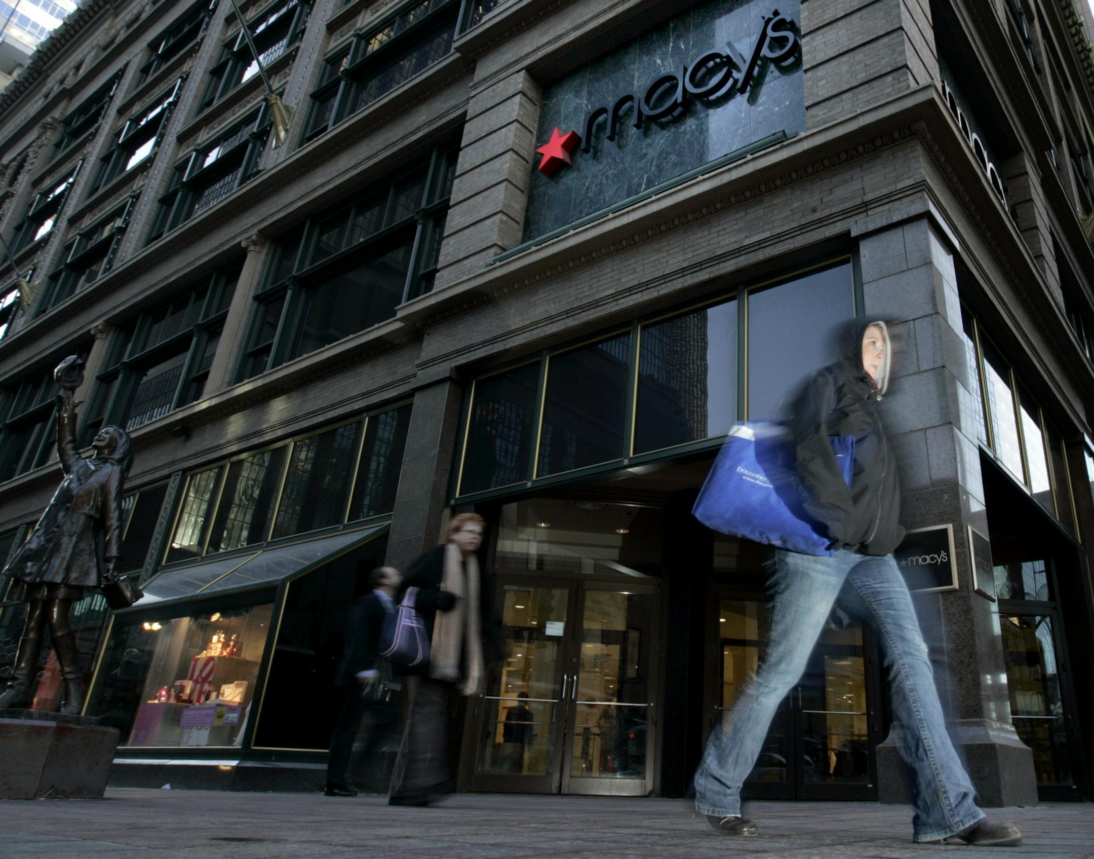 CARLOS GONZALEZ ï cgonzalez@startribune.com February 6, 2008 ñ Edina, MN ñ Macyís ñ Pedestrians walked by Macyís in downtown Minneapolis, MN on Wednesday.
