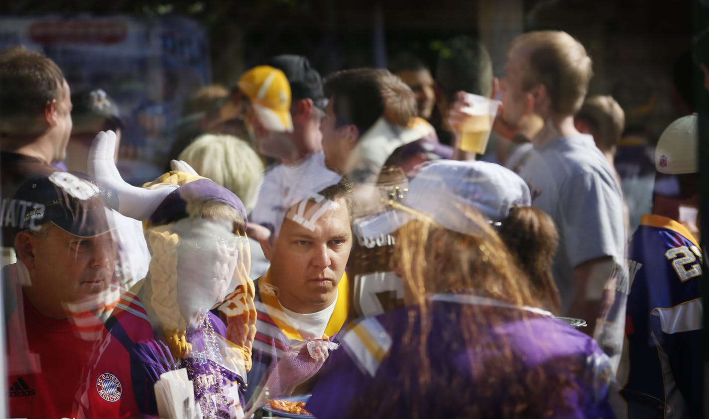 Vikings fans enjoy food and drinks at Huberts bar before kick off of NFL action between the Cleveland Browns and the Minnesota Vikings at Mall of America Field Sunday September 22, 2013, in Minneapolis, MN.] JERRY HOLT &#x201a;&#xc4;&#xa2; jerry.holt@startribune.com