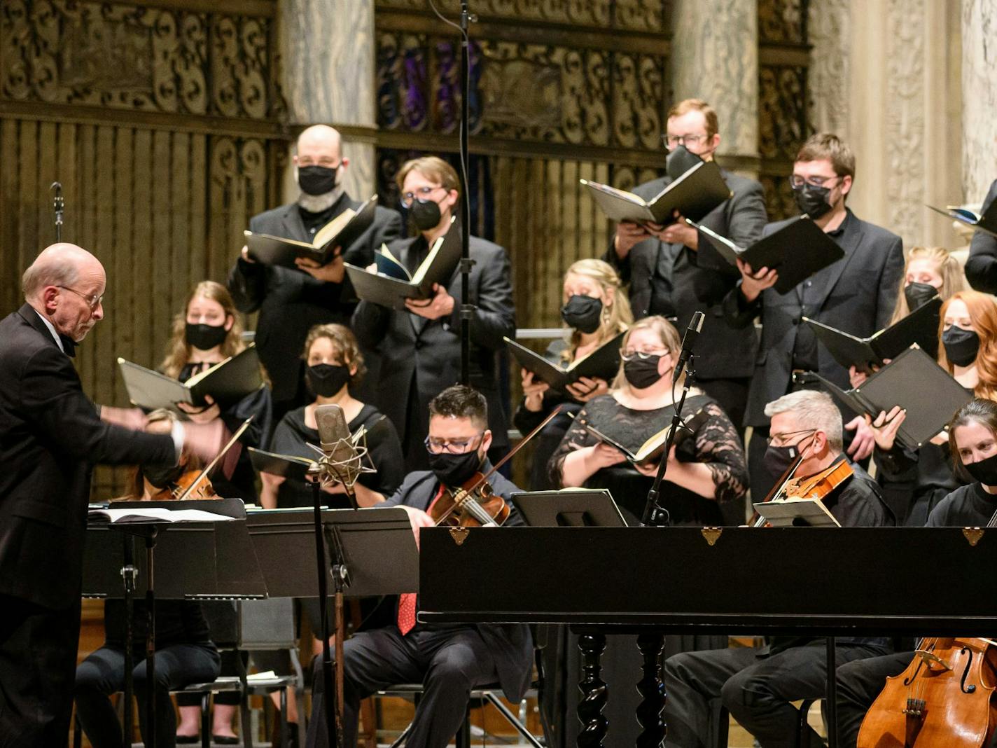 Philip Brunelle conducts the Bach Society of Minnesota Musicians and VocalEssence Ensemble Singers in December 2021. Photo Credit: Bruce Silcox