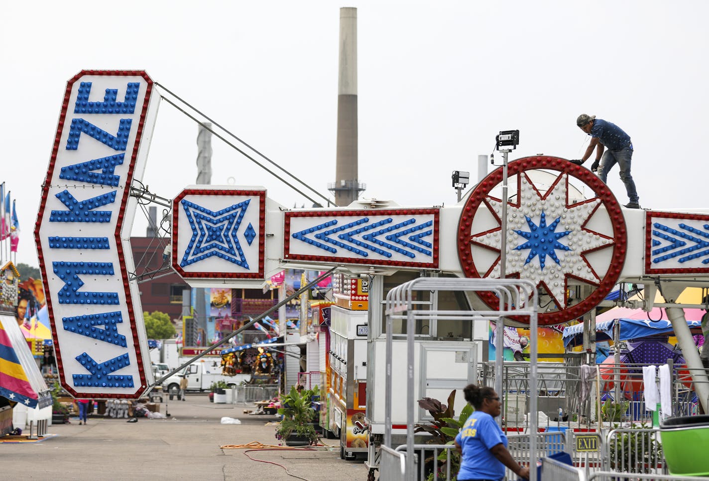 Midway workers check light bulbs and spit shine the rides Tuesday afternoon. ] The State Fair is transforming from an agricultural gathering into a big statewide party. However, fair folks are quick to point out that agriculture and food continue to play key roles in the fair experience
BRIAN PETERSON &#x2022; brian.peterson@startribune.com
Falcon Heights, MN 08/21/2018