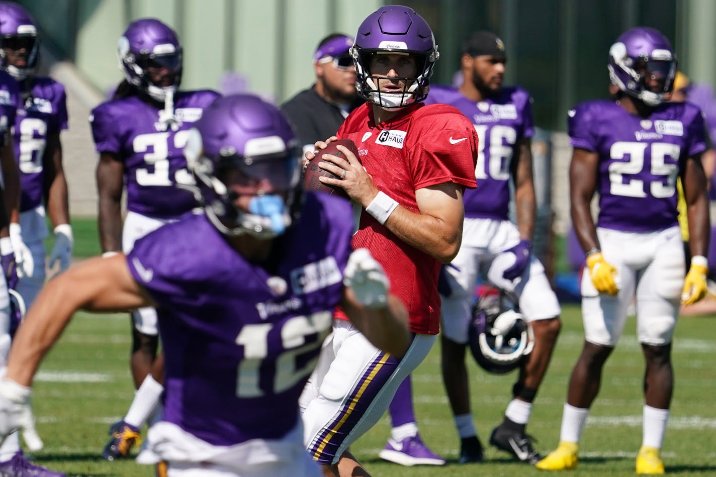 Minnesota Vikings quarterback Kirk Cousins (8) searched for an open receiver during training camp Wednesday. ] ANTHONY SOUFFLE • anthony.souffle@startribune.com