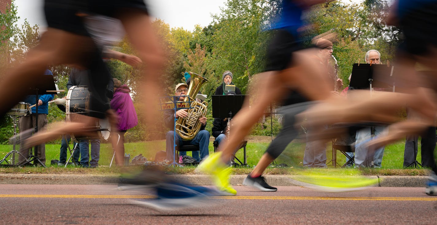 The Seward Concert Band played along West River Parkway between 17 and 18 mile marker during the Twin Cities Marathon. ] GLEN STUBBE &#xef; glen.stubbe@startribune.com Sunday, October 7, 2018