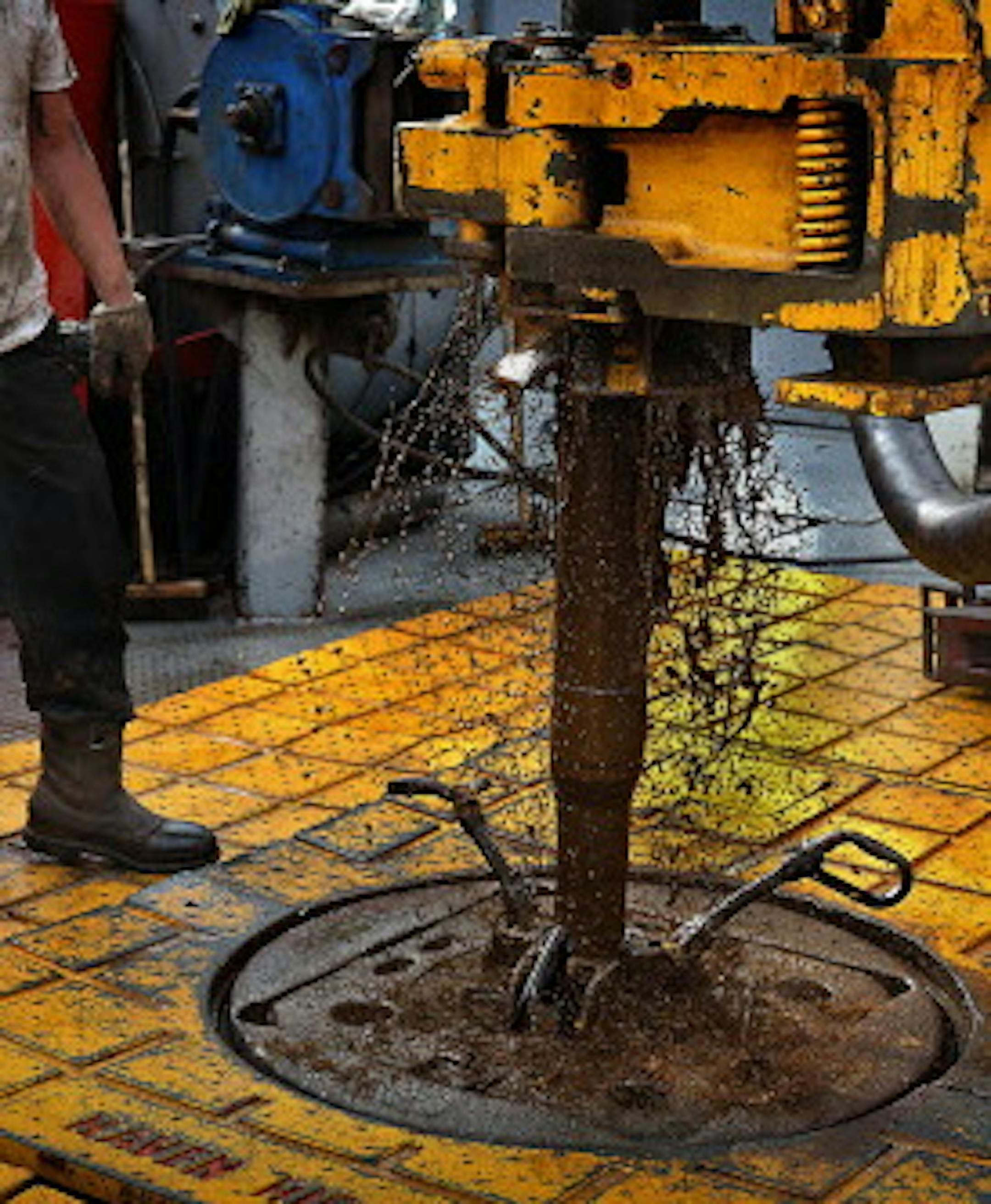 The drilling rig floor is slick with grease and oil.] (JIM GEHRZ/STAR TRIBUNE) / December 17, 2013, Watford City, ND &#x201a;&#xc4;&#xec; BACKGROUND INFORMATION- PHOTOS FOR USE IN FINAL PART OF NORTH DAKOTA OIL BOOM PROJECT: Men work around the clock at Raven Rig No. 1 near Watford City, one of nearly 200 towering oil rigs in the Bakken. Once the rigs drill holes, several miles deep and then several miles horizontally, hydraulic fracturing technology (&#x201a;&#xc4;&#xfa;fracking&#x201a;&#xc4;&#