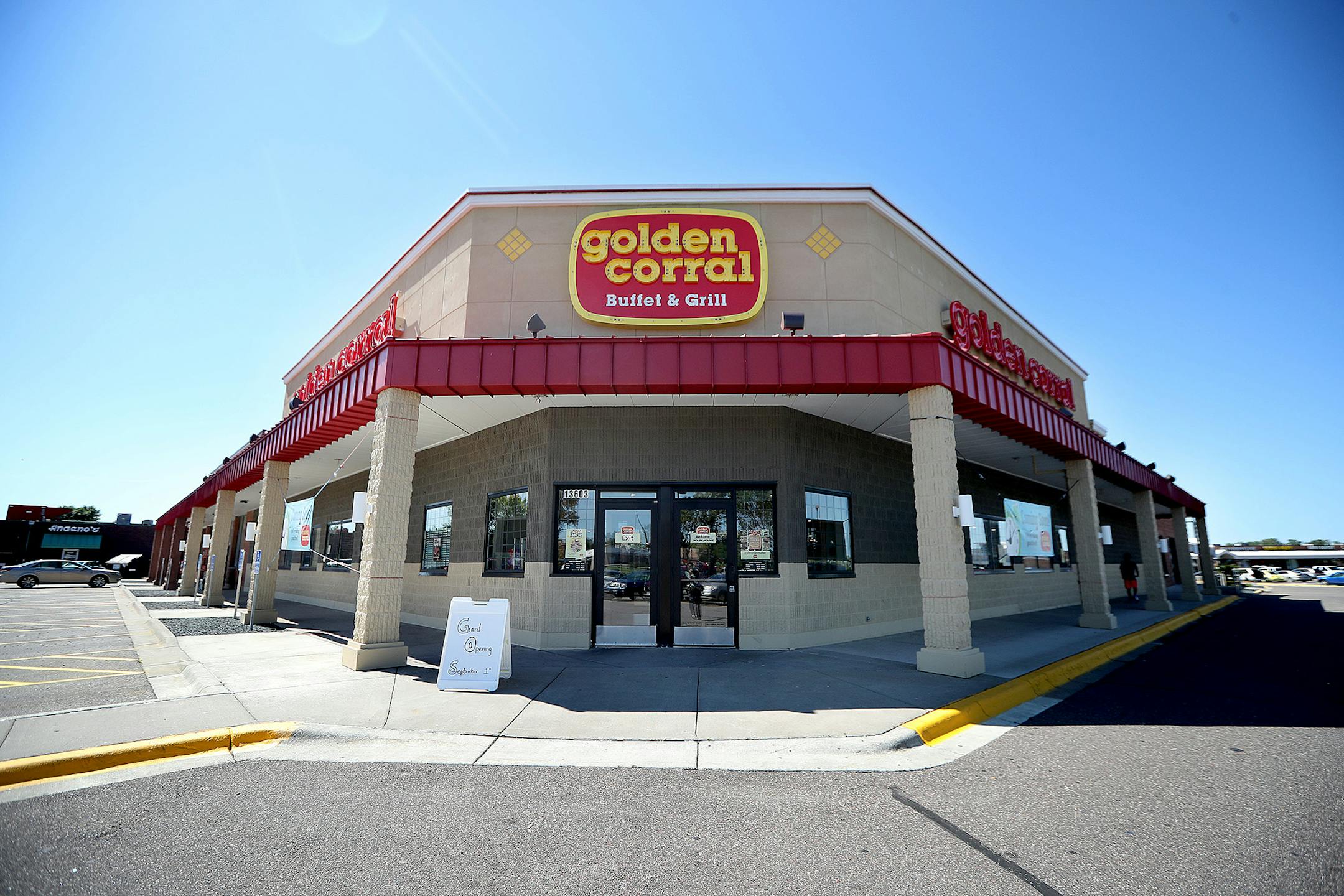 New Golden Corral employees were being trained in different areas before the buffet style restaurant opens, Wednesday, August 31, 2016 in Maple Grove, MN. It is the first Minnesota location in a former Old Country Buffet location. ] (ELIZABETH FLORES/STAR TRIBUNE) ELIZABETH FLORES &#x2022; eflores@startribune.com