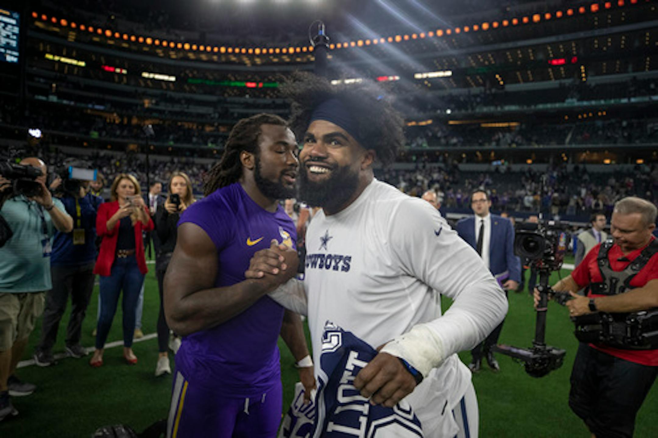 Minnesota Vikings running back Dalvin Cook (33) left and Minnesota Vikings running back Dalvin Cook (33) shook hands after the game at AT&T Stadium.] Jerry Holt • Jerry.holt@startribune.com