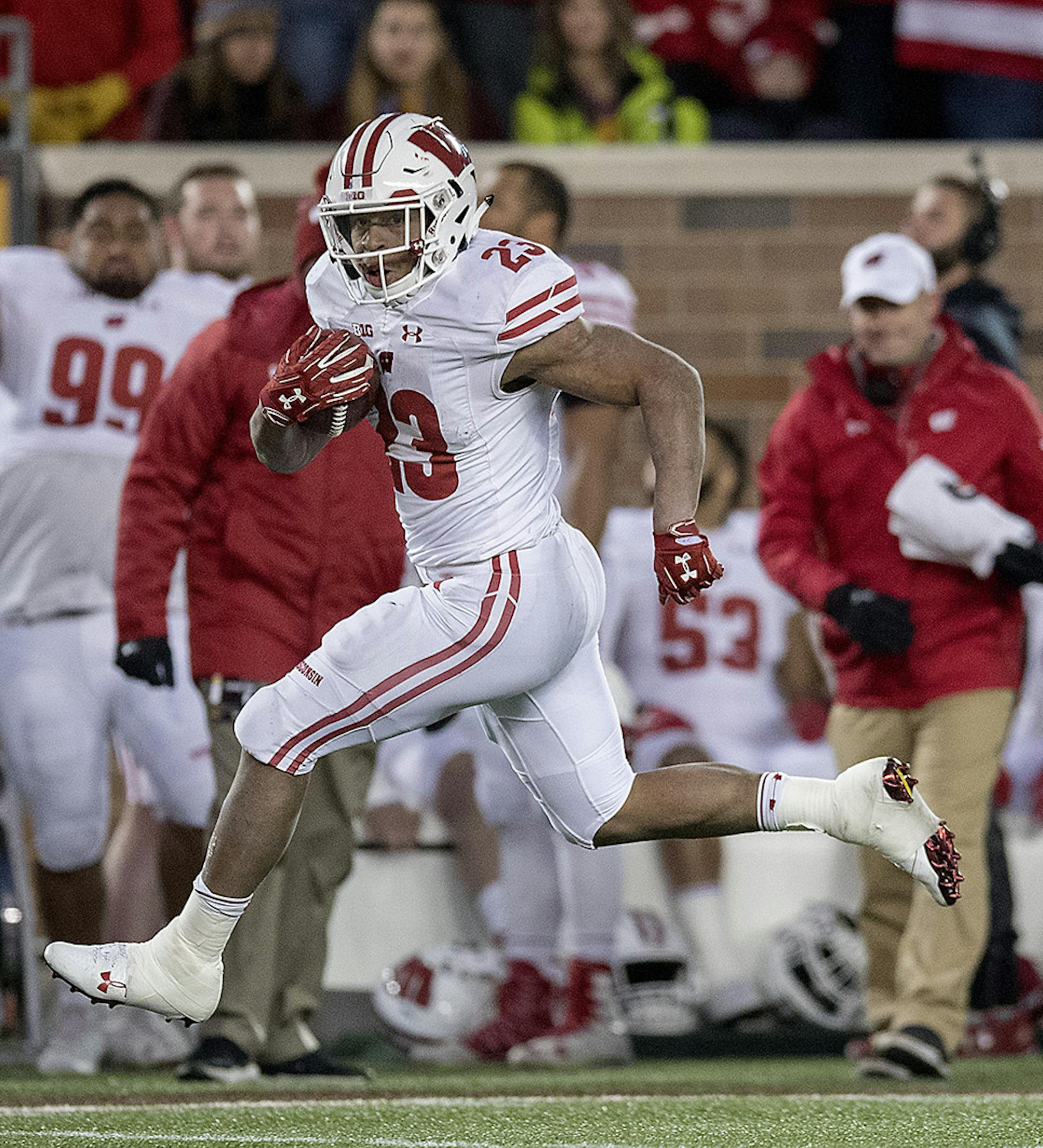 Minnesota's defensive back Antonio Shenault and Minnesota's defensive back Jacob Huff were unable to stop Wisconsin's running back Jonathan Taylor as he broke loose for a 53-yard touchdown during the fourth quarter as Minnesota took on Wisconsin at TCF Bank Stadium, Saturday, November 20 2017 in Minneapolis, MN. ] ELIZABETH FLORES • liz.flores@startribune.com