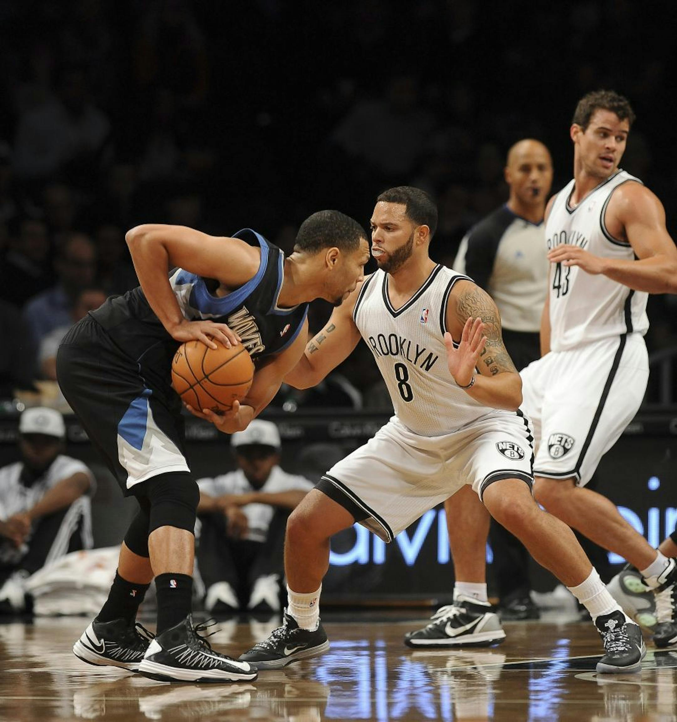 Deron Williams guards Brandon Roy.