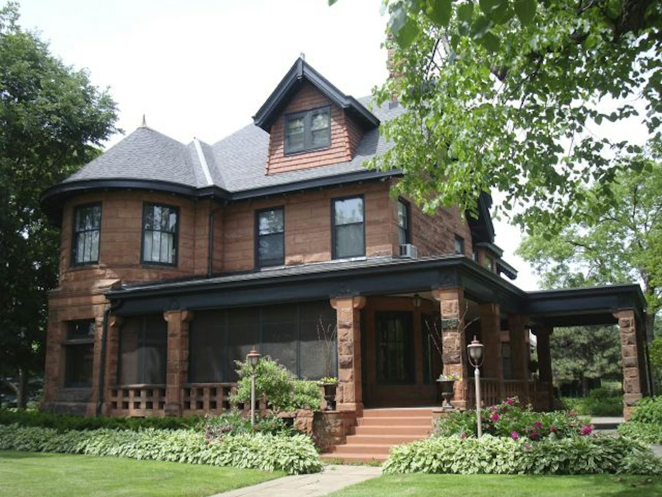 This red sandstone Victorian mansion was designed by Clarence Johnston and William Willcox.