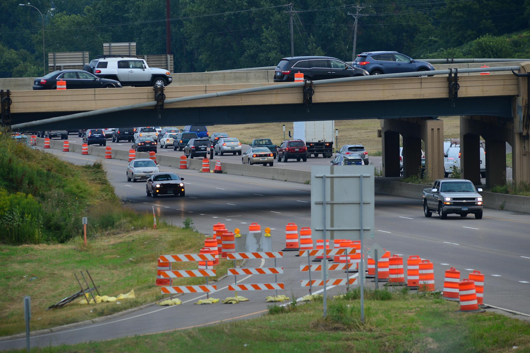 For a second straight week, motorists will encounter traffic complications Monday as a result of damage to the Hwy. 13 bridge spanning Interstate 35W in Burnsville. On Sunday night, the ramp from southbound I-35W to northbound Hwy. 13 was closed to allow for the bridge to be repaired. Work crews discovered the damage while painting the bridge Saturday, said Kevin Walker, a spokesman for the state Department of Transportation.] Richard.Sennott@startribune.com Richard Sennott/Star Tribune Burnsvil