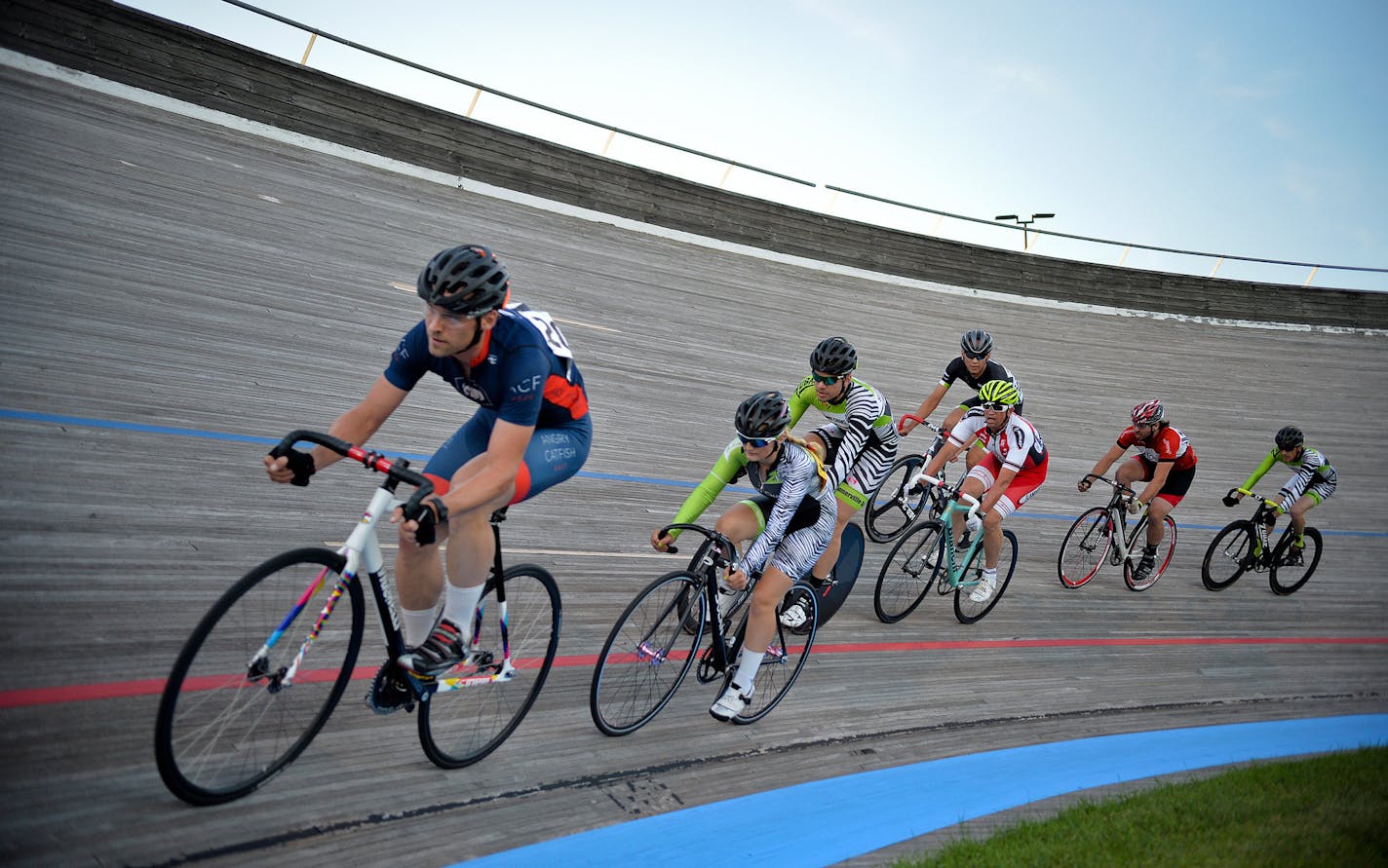 Marcus Bush leads the pack in the Eliminator Miss & Out race of the Thursday Night Lights race Thursday, June 25 at the National Sports Center's Velodrome in Blaine. ] (SPECIAL TO THE STAR TRIBUNE/BRE McGEE) **Marcus Bush (blue orange, front left)