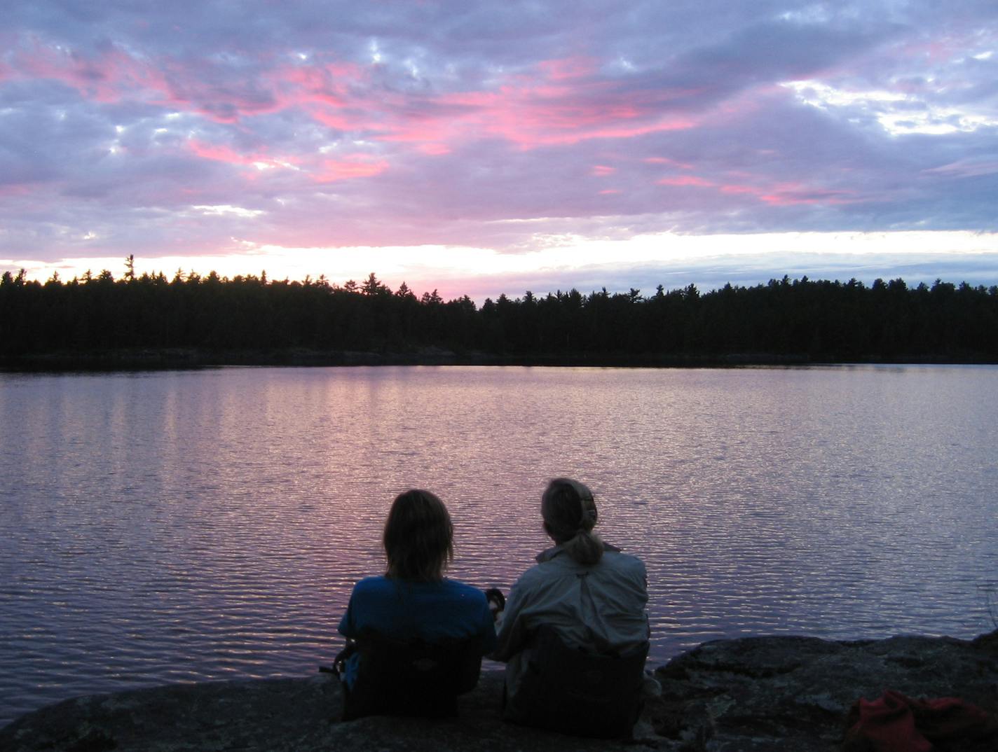 Doug Smith/Star Tribune;Aug. 4, 2008; Quetico Provincial Park, Ontario. Two campers enjoy another dazzling sunset in Quetico park, adjacient to the Boundary Waters Canoe Area Wilderness. Megan Smith, Mary Lynn Smith ORG XMIT: MIN2013082917235509 ORG XMIT: MIN1308291854190004