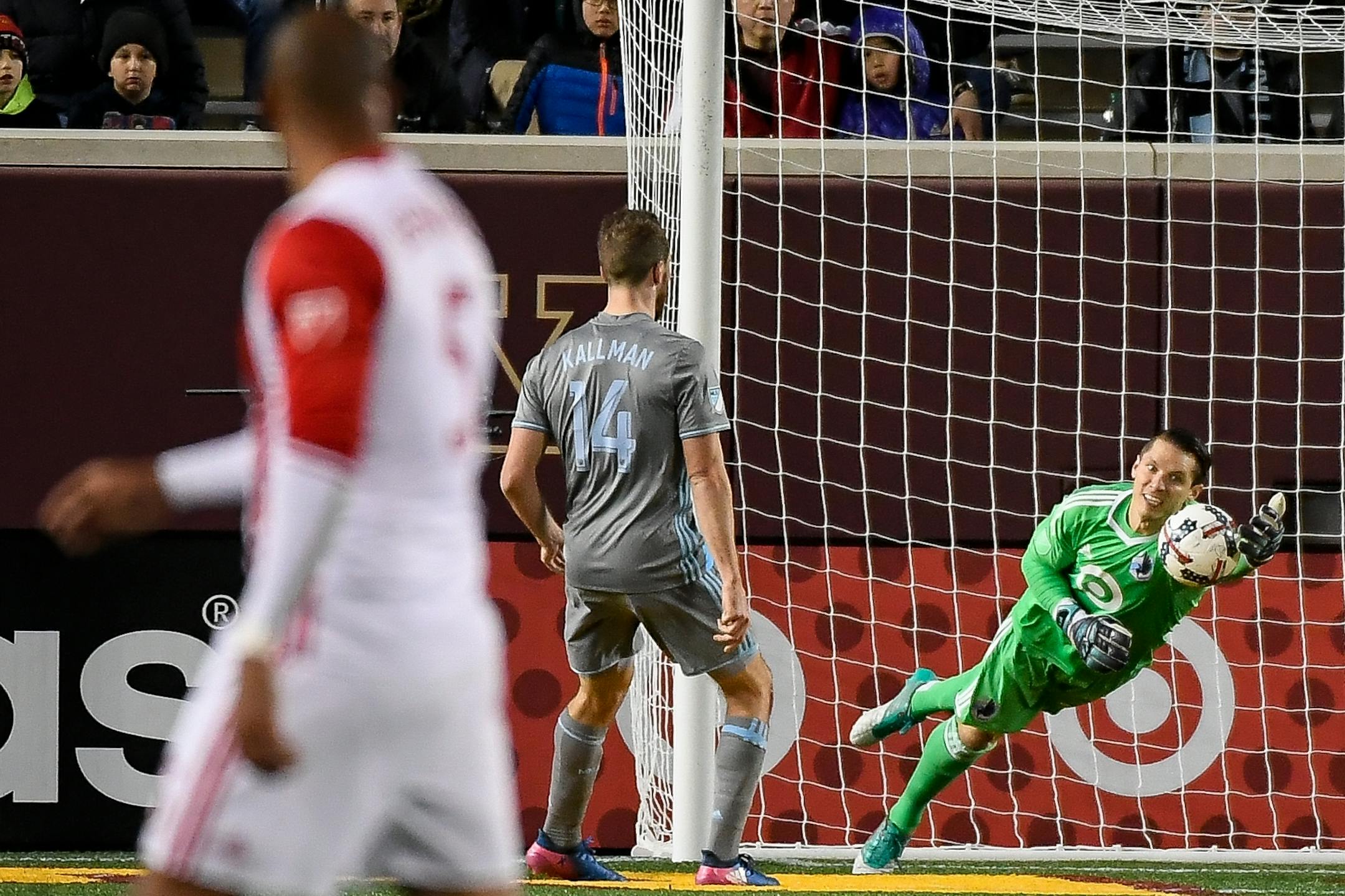 Minnesota United goalkeeper Bobby Shuttleworth (33) made a save in the second half against the San Jose Earthquakes.