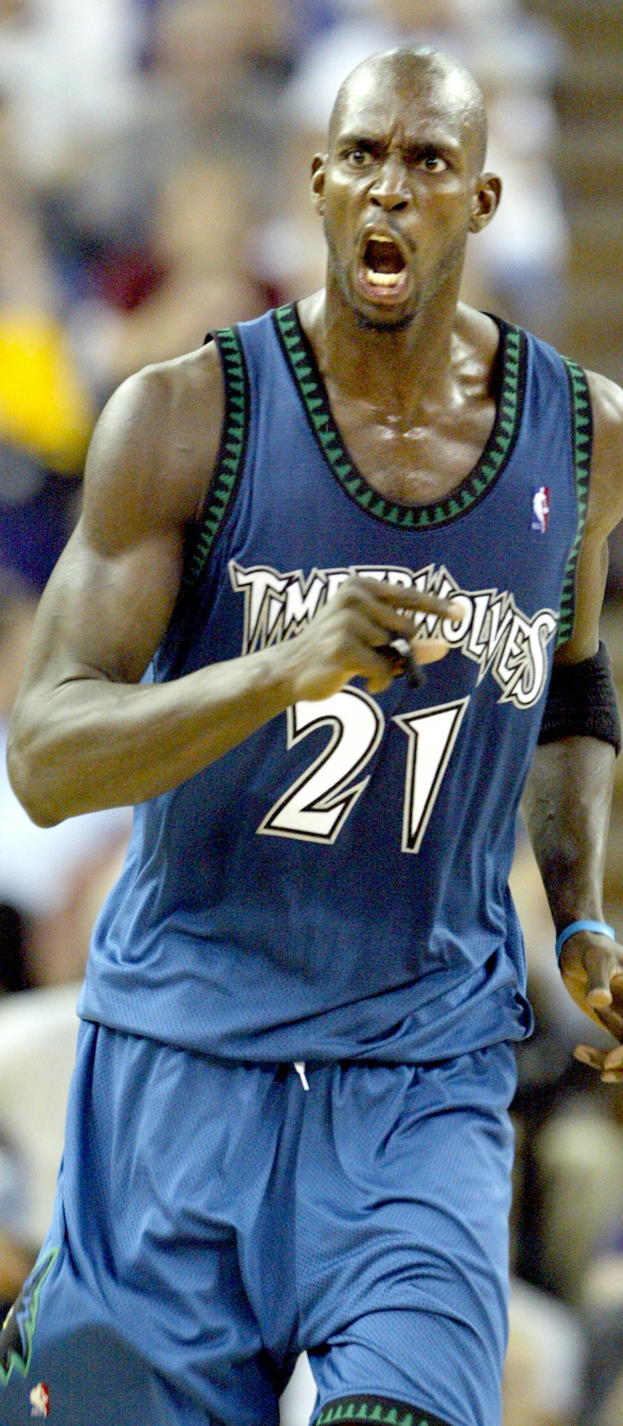 Carlos Gonzalez/Star Tribune May 10, 2004- Arco Arena- Sacramento, CA- NBA Playoffs Ò Minnesota Timberwolves vs. Sacramento Kings Ò Game 3 Ò Kevin Garnett in the 2nd half of Monday nightÌs game.