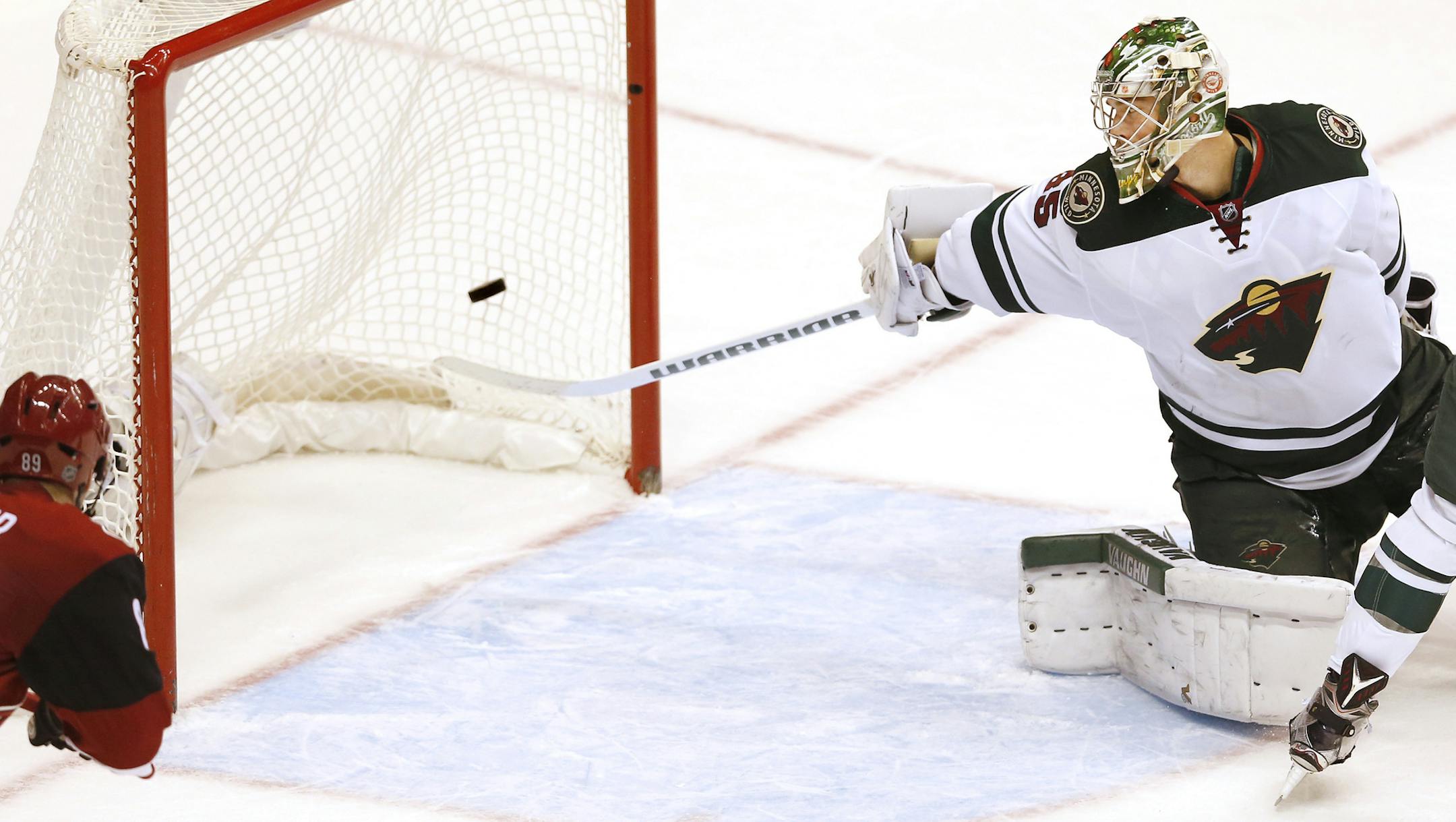Mikkel Boedker (89) got the puck pas Wild goalie Darcy Kuemper (35) to give the Coyotes the win in overtime. ] CARLOS GONZALEZ ï cgonzalez@startribune.com - December 11, 2015, Glendale, AZ, NHL, Gila River Arena, Minnesota Wild vs. Arizona Coyotes