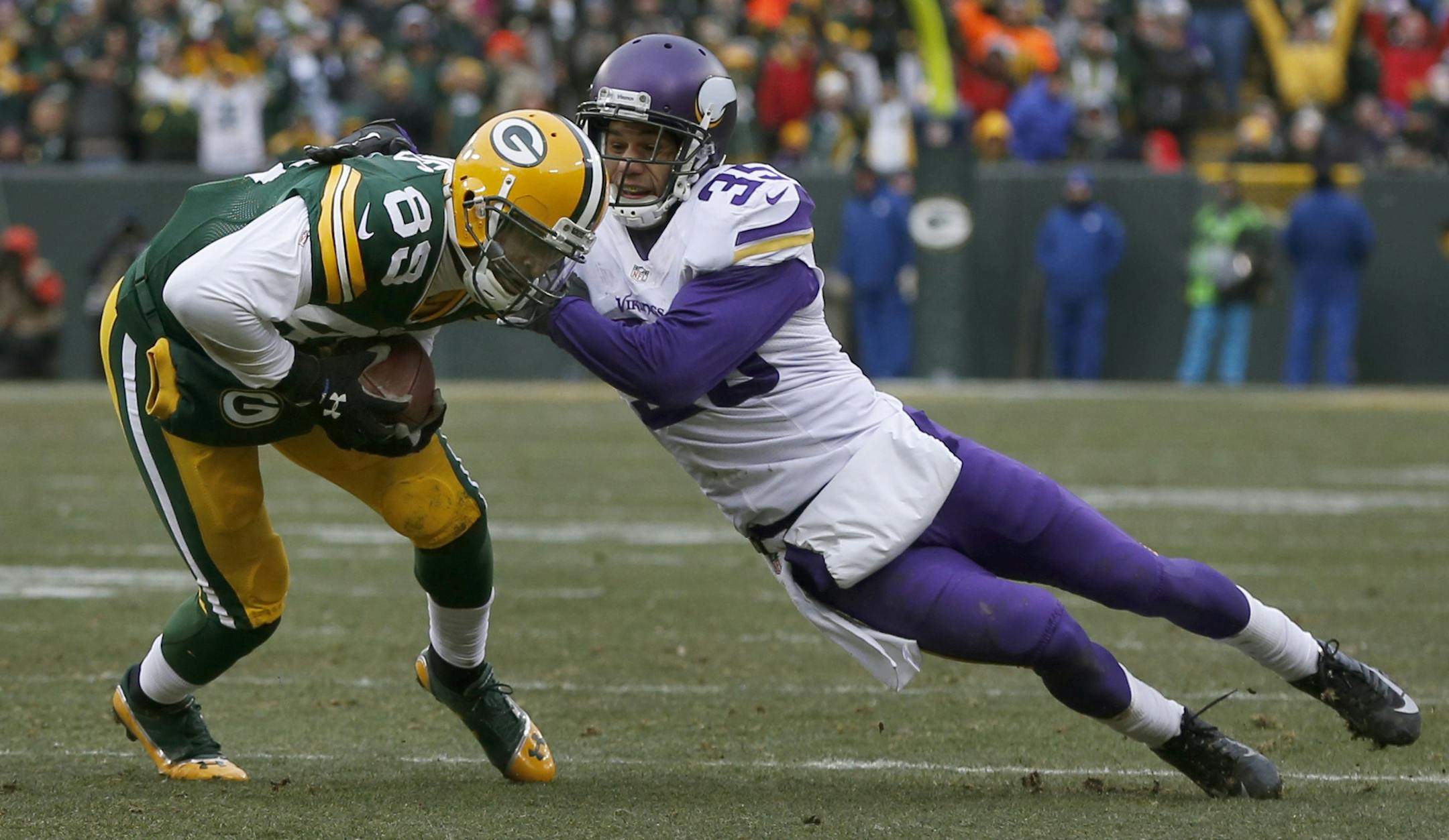 Green Bay Packers wide receiver James Jones (89) caught a 28-yard pass before Vikings cornerback Marcus Sherels (35) brought him down in the fourth quarter.