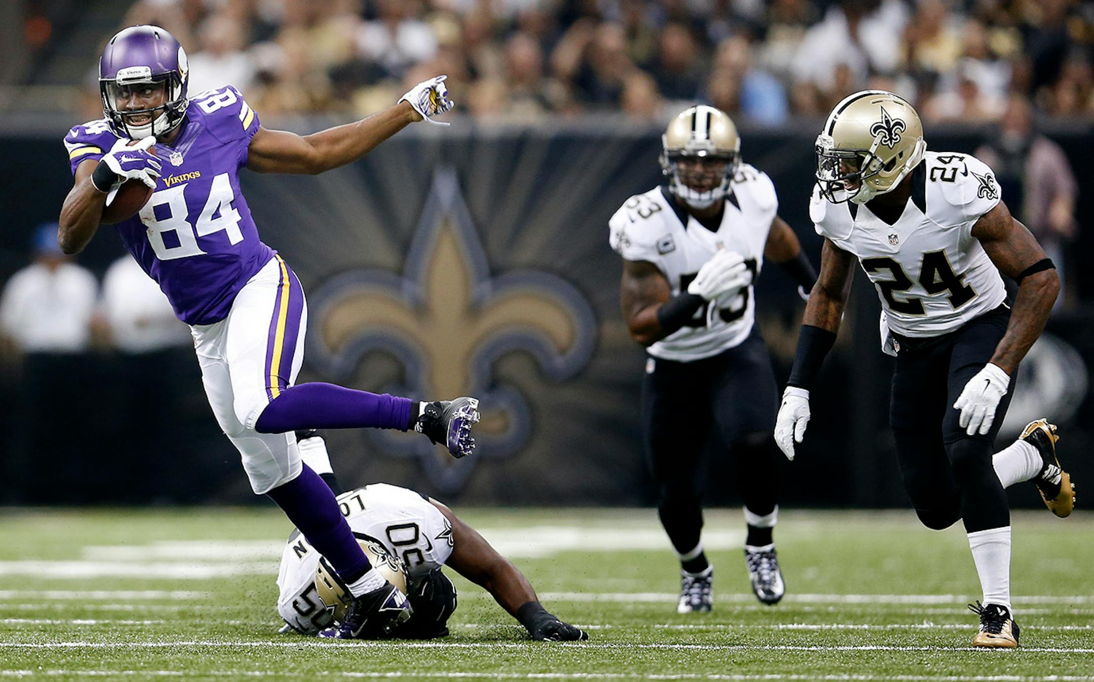 Cordarrelle Patterson (84) broke a tackle during a 28-yard catch and run in the first quarter.