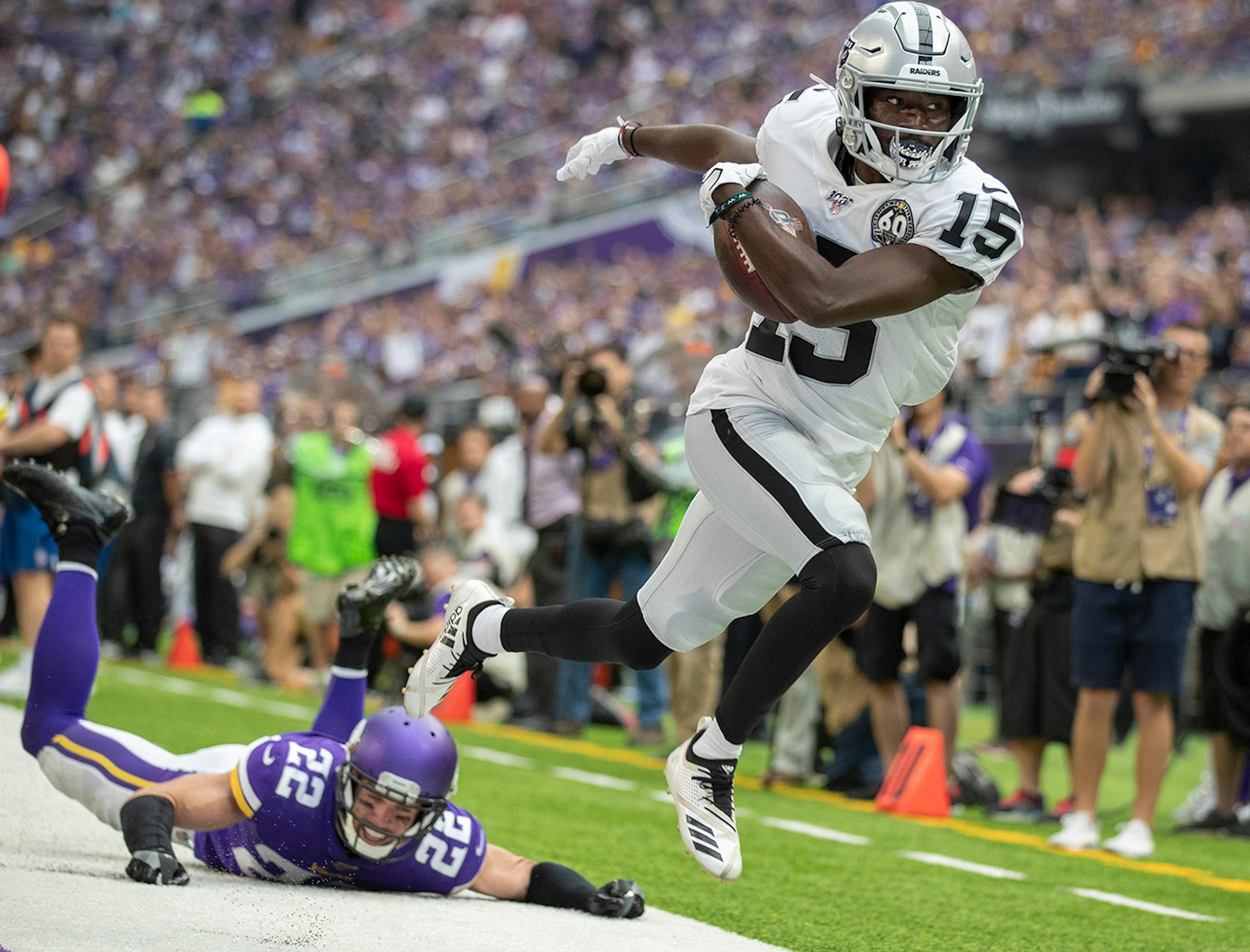 Oakland Raiders wide receiver J.J. Nelson (15) scored on Minnesota Vikings free safety Harrison Smith (22) in the second quarter.