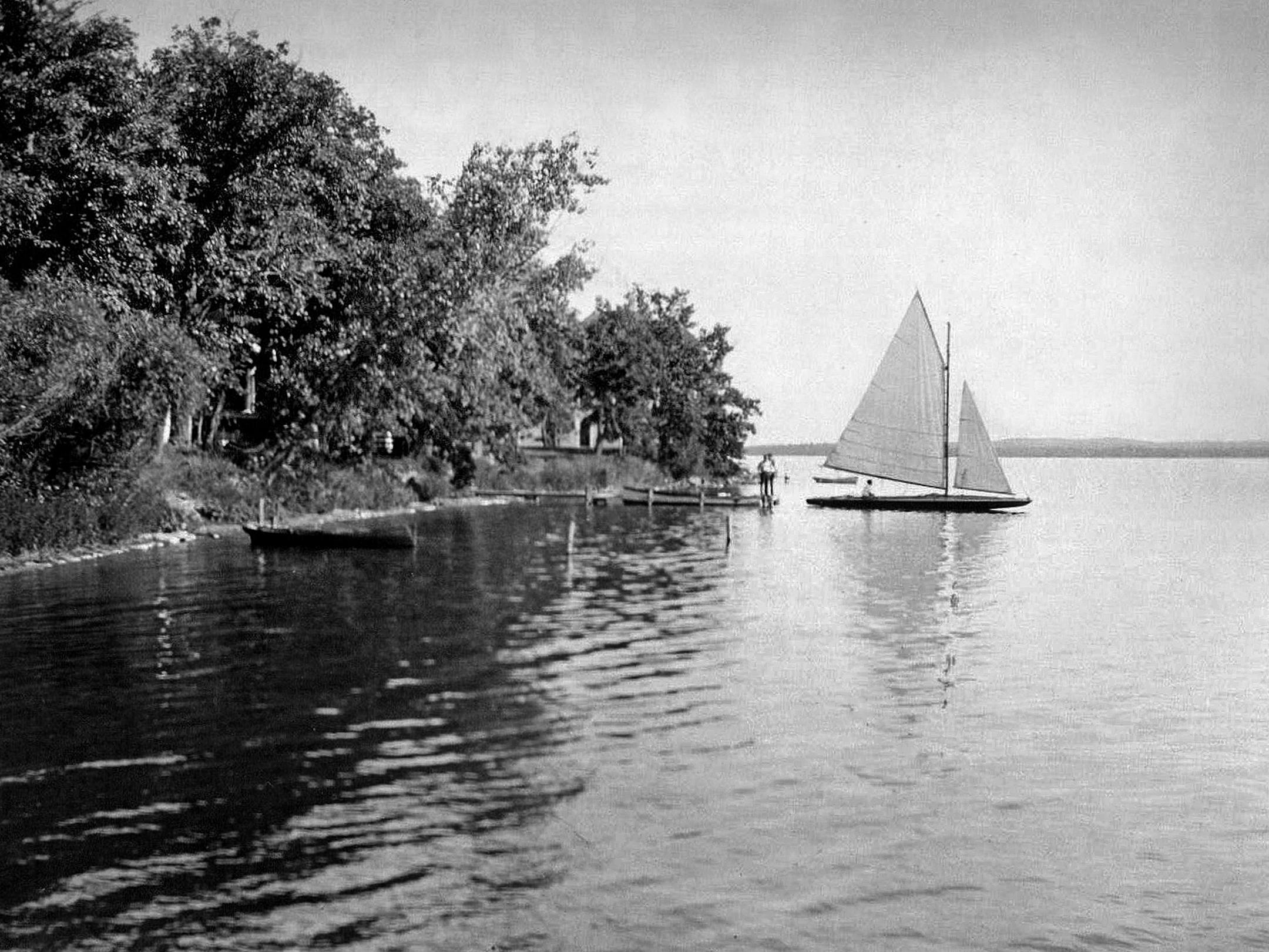 1927 DETROIT LAKE - A summer scene on Detroit lake, along the beach east of the municipal pavilion, one-half mile from the business center of Detroit Lakes, Minn. A typical summer scene on Detroit Lake, taken along the beach just east of the municipal pavilion one half mile from business center of Detroit Lakes, Minn. Minneapolis Journal Library ORG XMIT: MIN2015121123180888