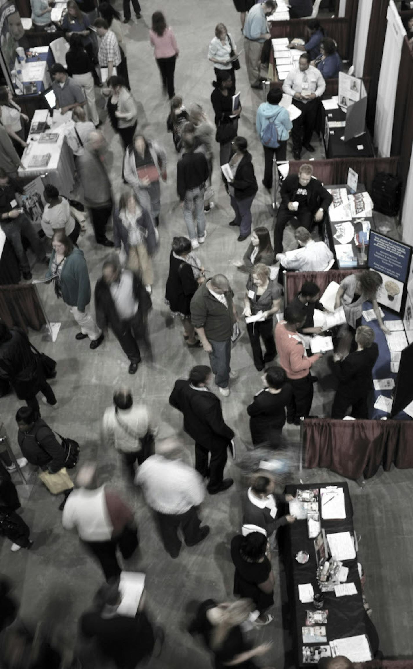 BRIAN PETERSON &#x201a;&#xc4;&#xa2; brianp@startribune.com Bloomington, MN - June, 16, 2011 ] Hundreds of job seekers gathered to sell themselves at the South Metro Job Fair Wednesday morning in the Mall of America routunda.