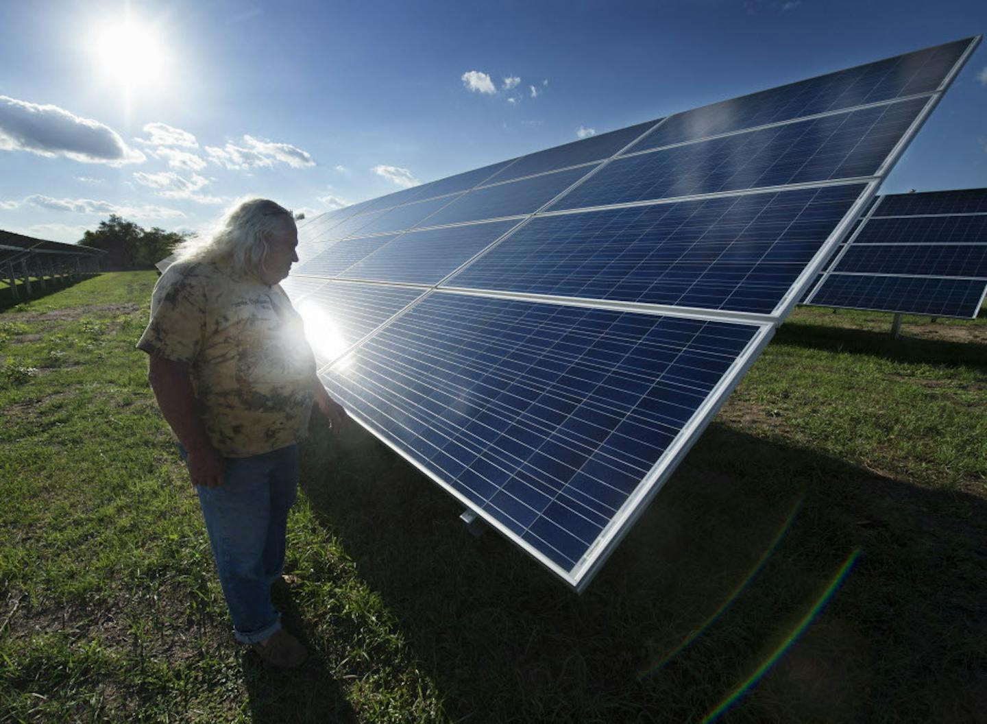 Dave Willard looks over the community solor panel array at the Connexus Energy. ] Connexus Energy just completed its first community solar array, in which members of the electric co-op purchase shares of its output to offset their electric bills. The coop is having a meeting tonight to talk to subscribers and potential new subscribers and will give a tour of array. 853355 Solar 20035794A (DAVID BREWSTER/STAR TRIBUNE)