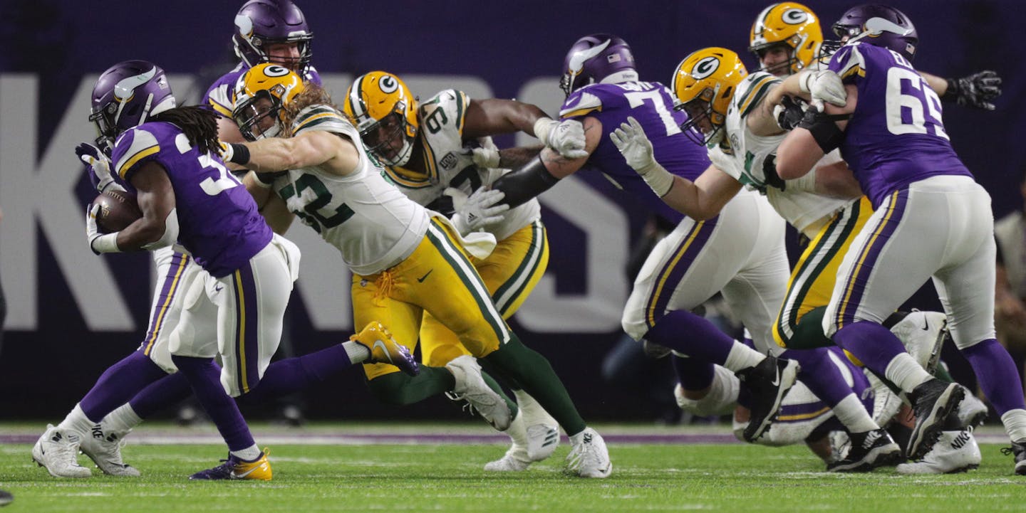 Viking's Dalvin Cook escapes the grasp of Packers Clay Matthews for a 1st down in the 3rd quarter. ] Minnesota Vikings -vs- Green Bay Packers - U.S. Bank Stadium
BRIAN PETERSON &#xef; brian.peterson@startribune.com
Minneapolis, MN 11/25/2018