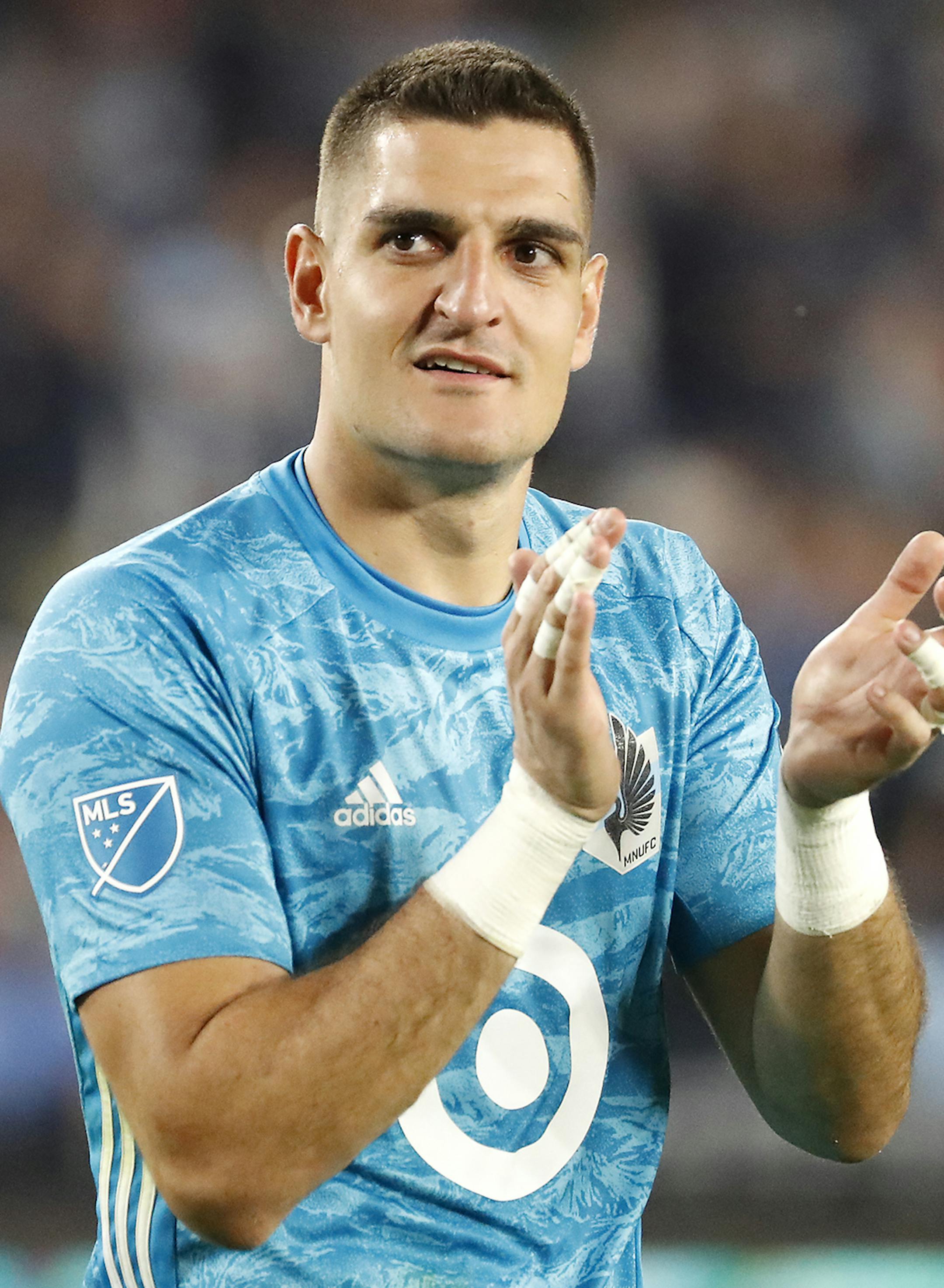 Minnesota United goalkeeper Vito Mannone (1) clapped for the fans after their win. ] LEILA NAVIDI • leila.navidi@startribune.com
BACKGROUND INFORMATION: Minnesota United plays against the Colorado Rapids at Allianz Field in St. Paul on Wednesday, August 14, 2019. Minnesota United won the game 1-0. ORG XMIT: MIN1908142151382862